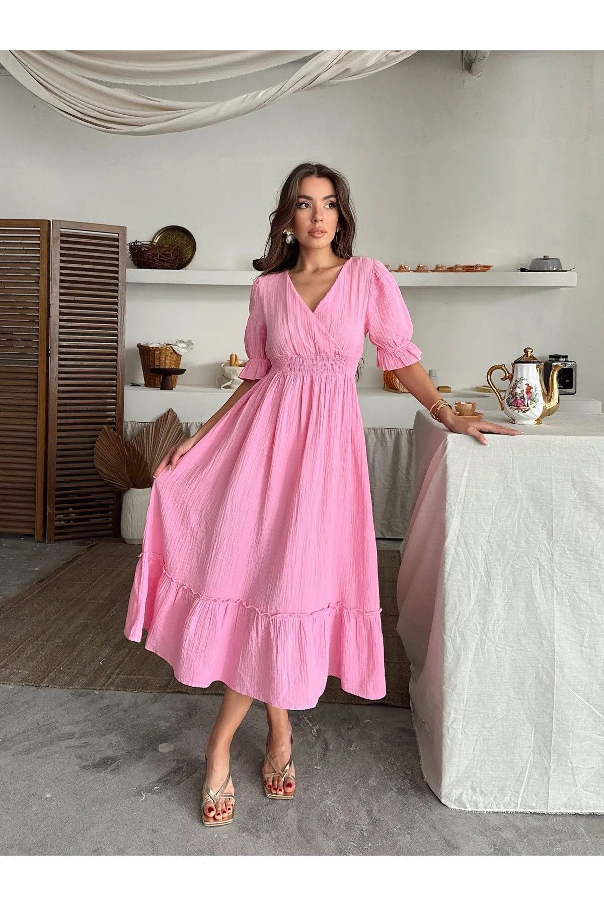 fatma keskin linna butik Kadın Pembe V Yaka Beli Lastikli Büzgülü Müslin Kumaş Elbise