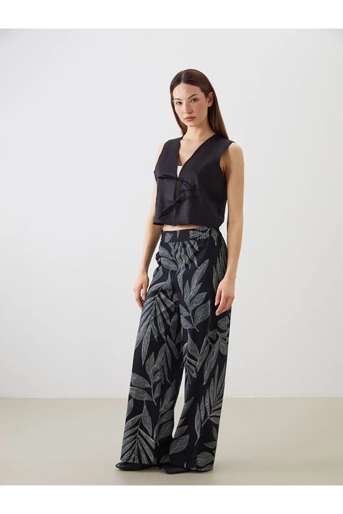 LC Waikiki LCWAIKIKI Classic Siyah Beli Lastikli Çiçekli Kadın Pantolon