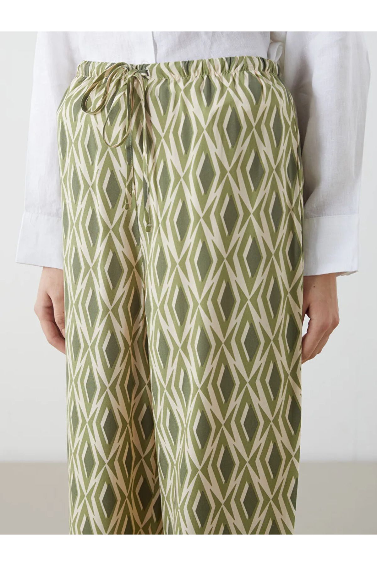 LC Waikiki-Pantaloni de damă cu model LCW, verde modest, cu talie elastică 3
