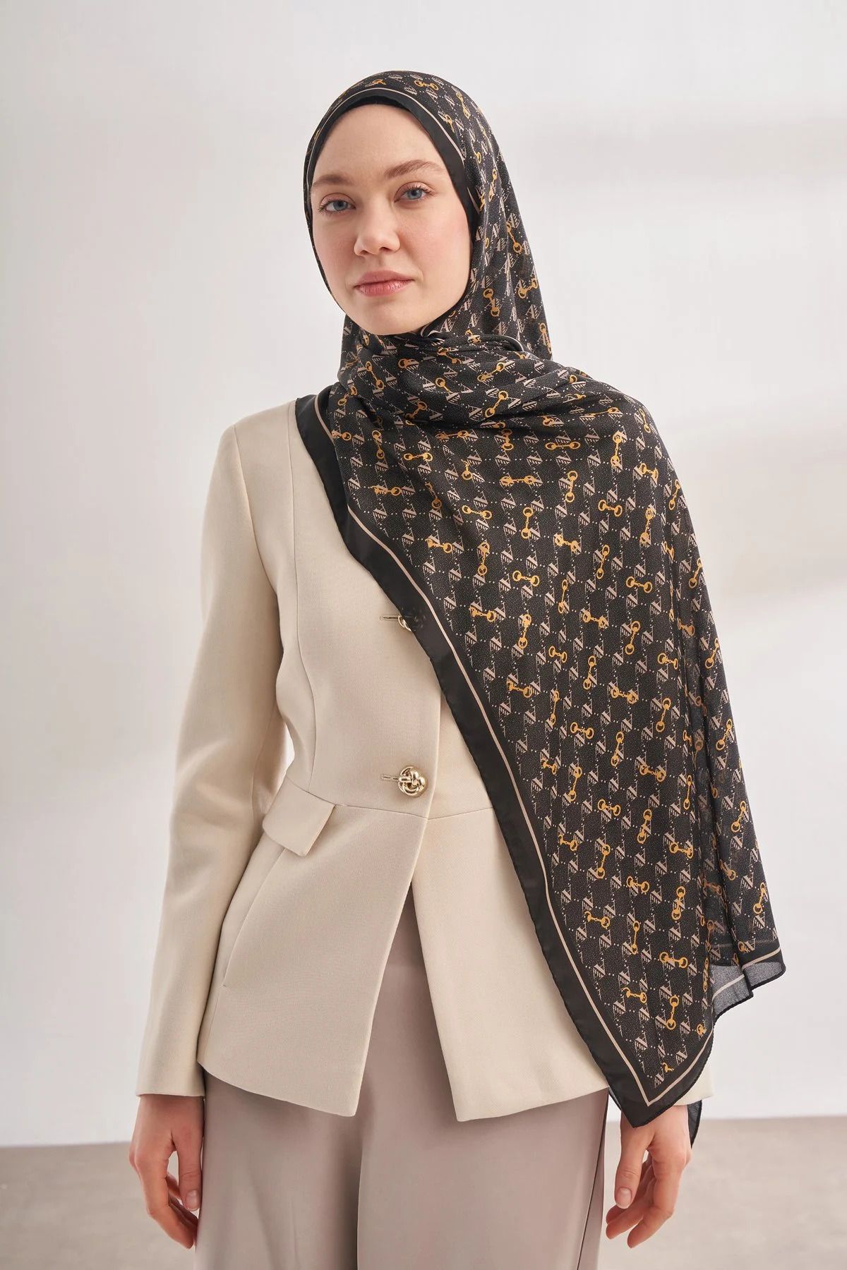 ARMANDA İthal Vual Monogram Desen Şal - Siyah Krem