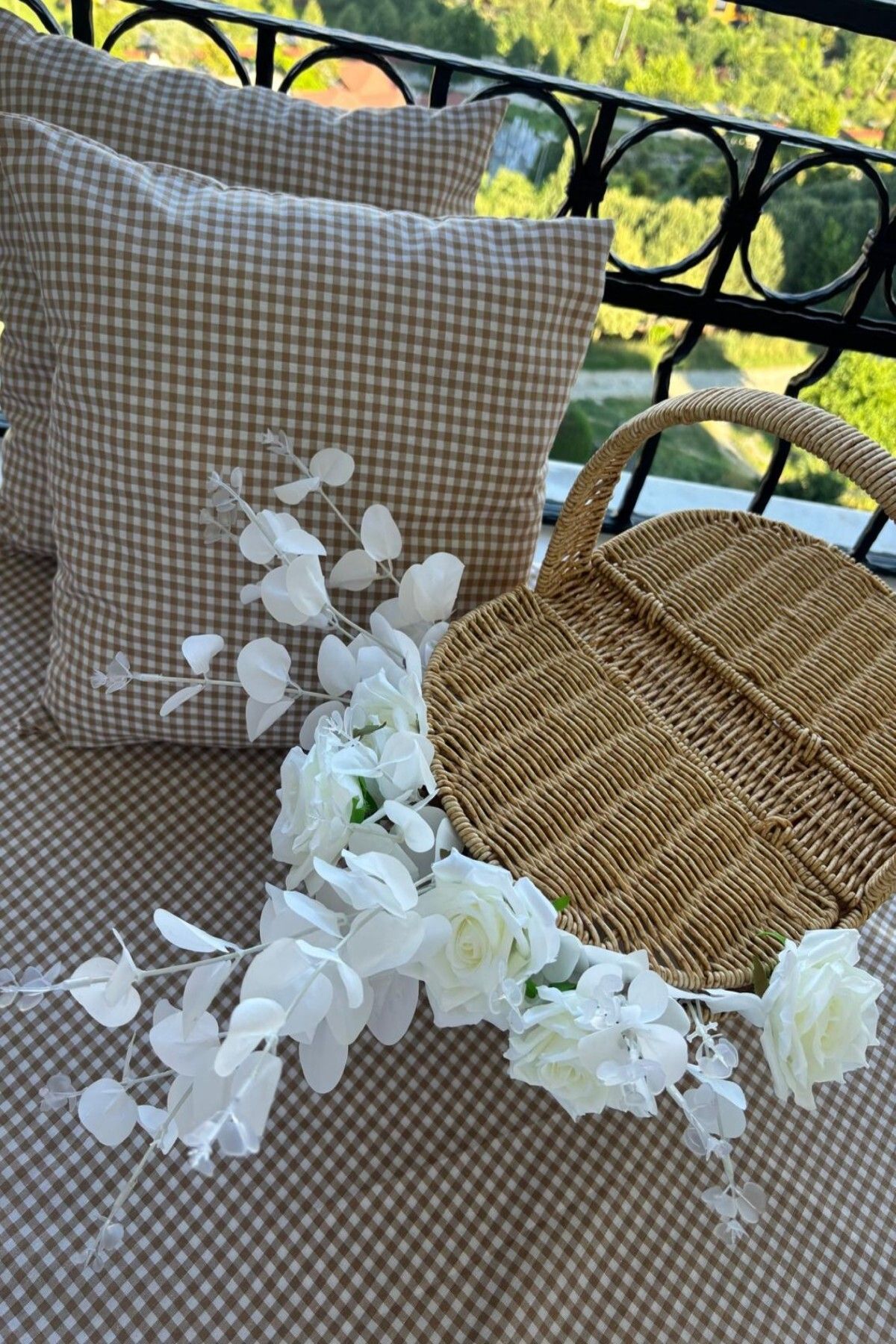 zarafet concept Piknik Seti :Kırmızı Pötikareli Piknik Örtüsü 170*170 Ve 2 Adet Piknik Minderi 40*40 cm