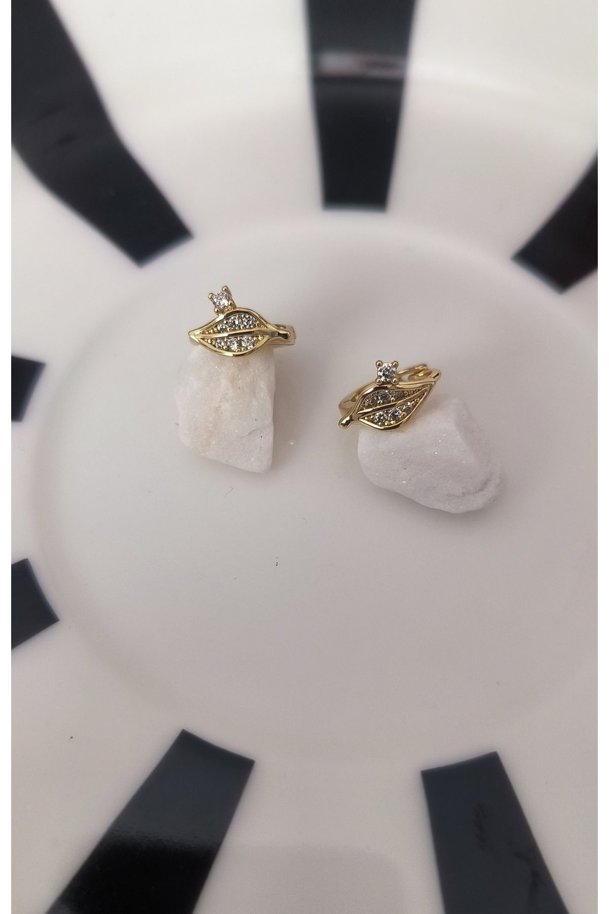 xUPING Altın Kaplama Yaprak Model Küpe Kararmaz 14K Rengindedir 1cm