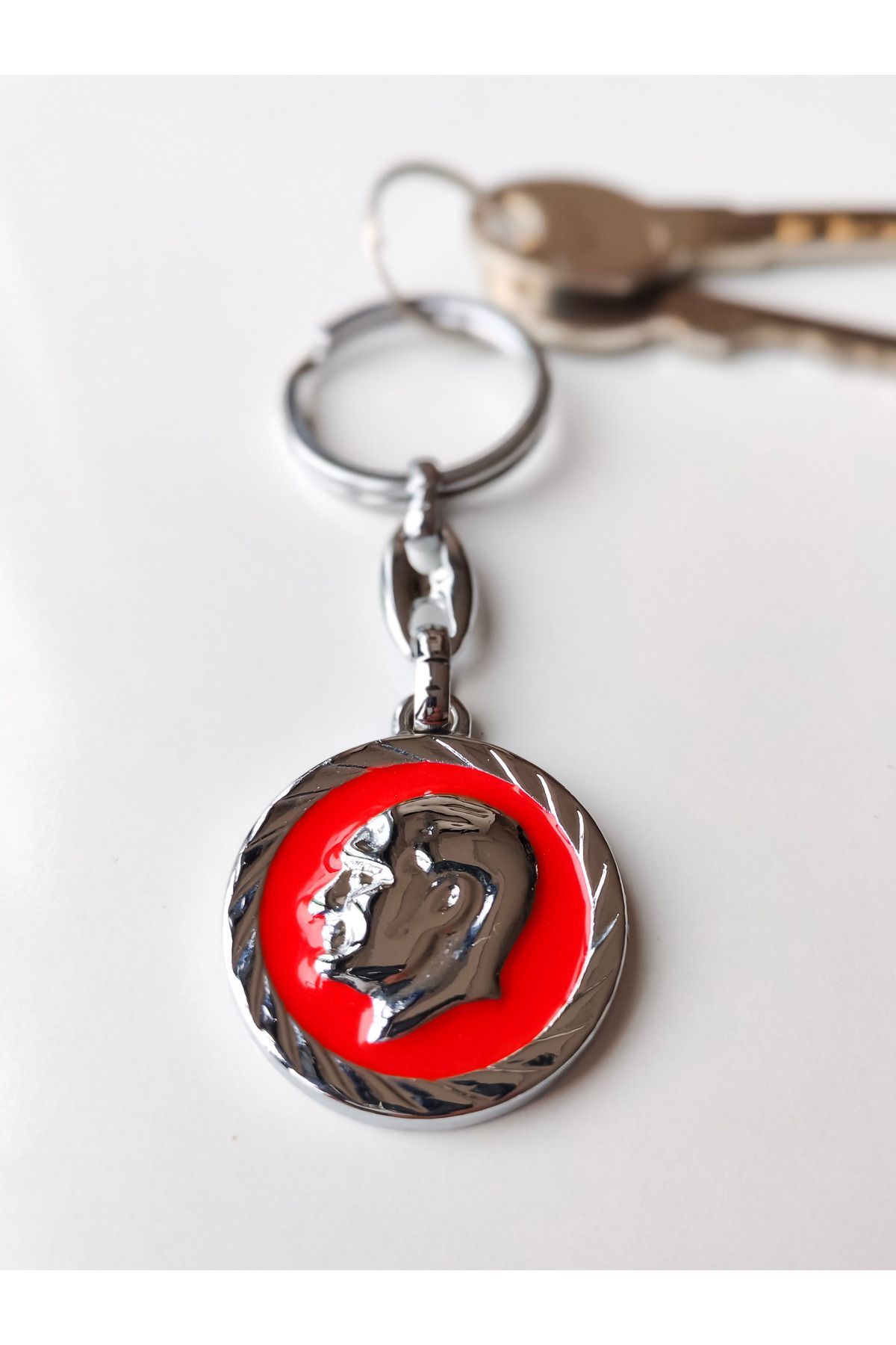 moncuk design Atatürk Kabartmalı Kırmızı Metal Anahtarlık