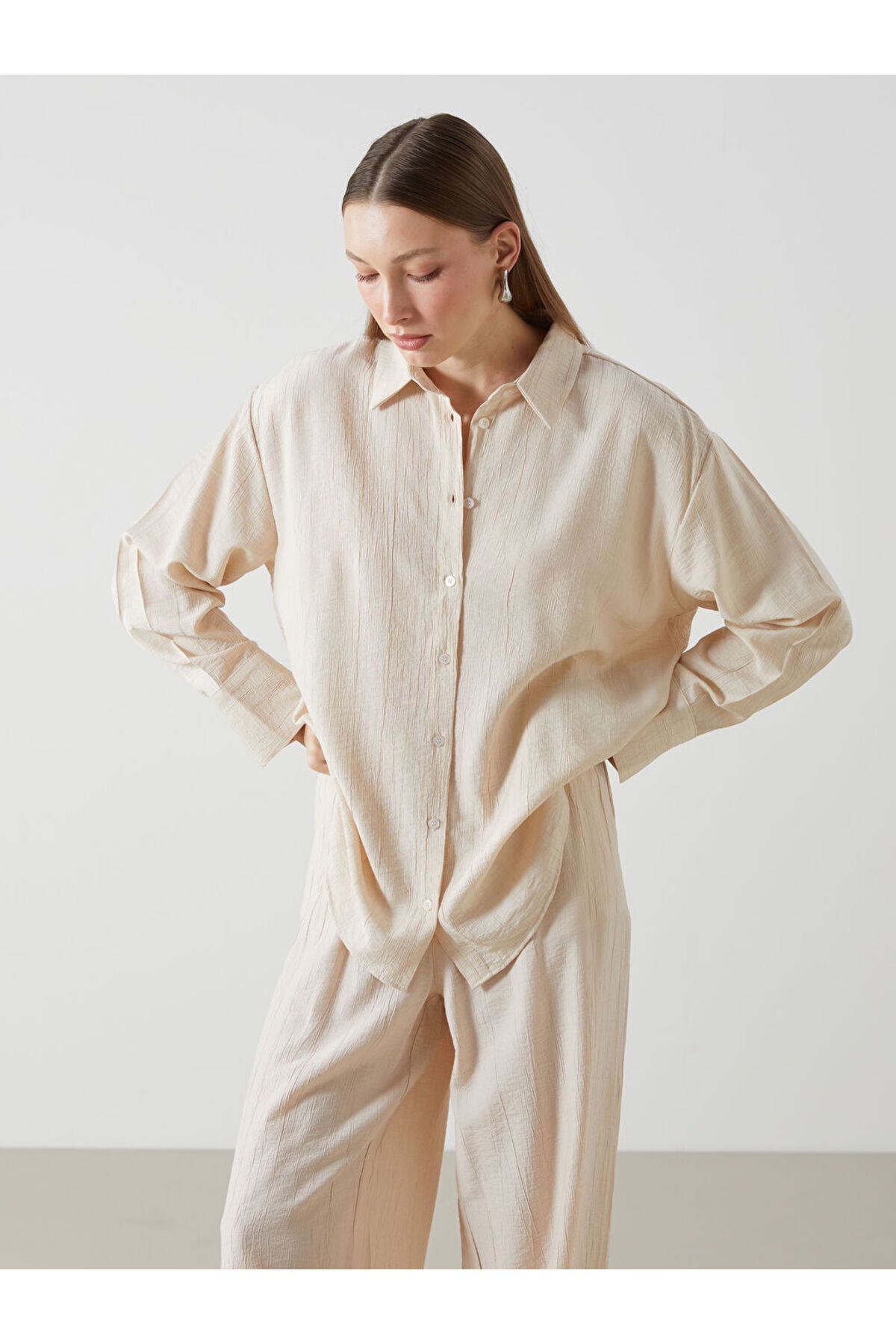 LC Waikiki LCW Vision Bej Dokulu Oversize Krinkle Kadın Gömlek S5HV59Z8NVY25