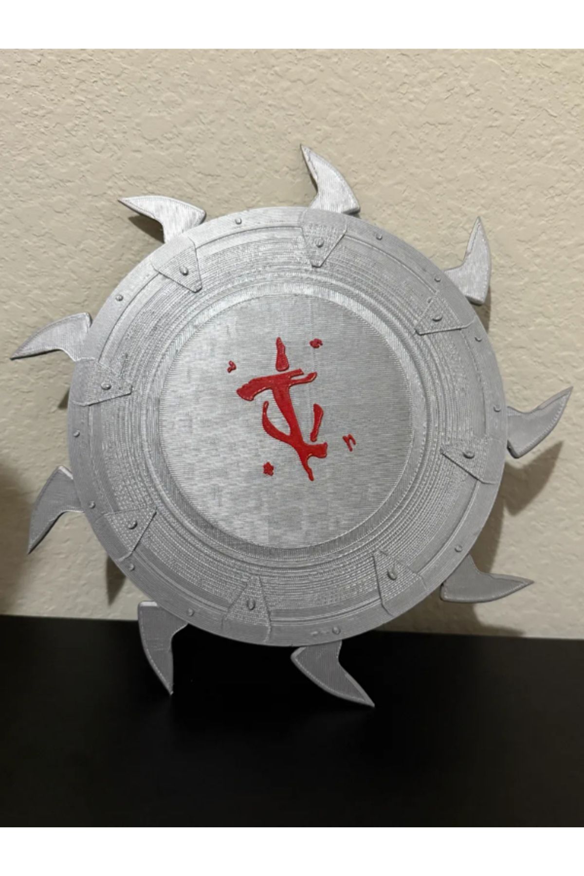 NOMOTHETIC Doom Shield Saw – Kalkan Testere Figürü