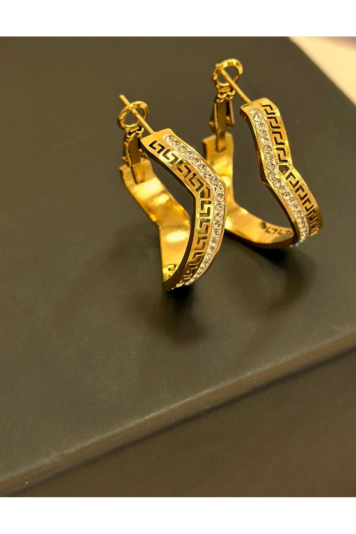 FERİHA DESING Taş Detaylı Geometrik Çelik Küpe – Altın Renk