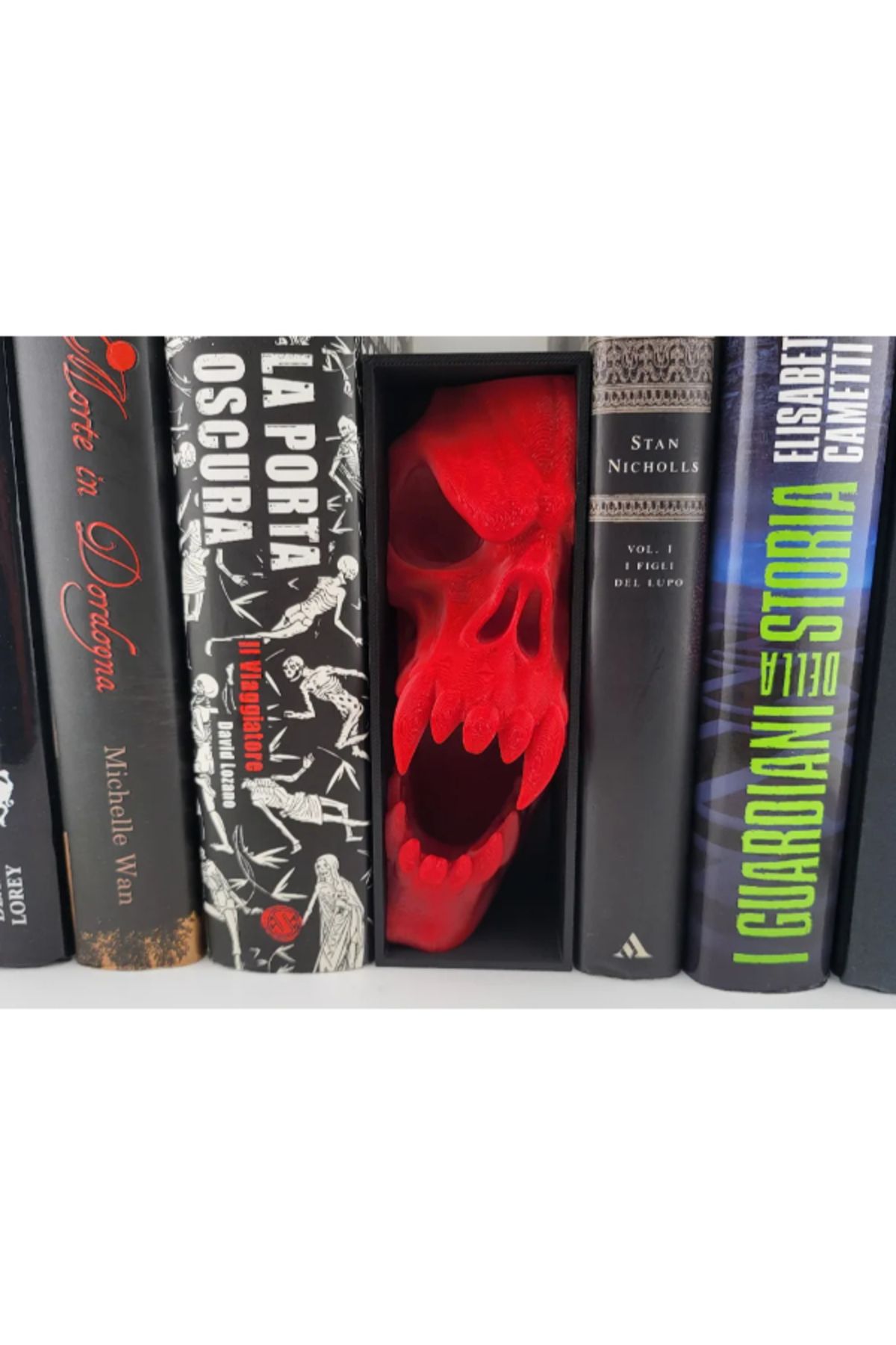 NOMOTHETIC Kafatası Temalı Book Nook – Korku Konseptli Çığlık Tasarımı