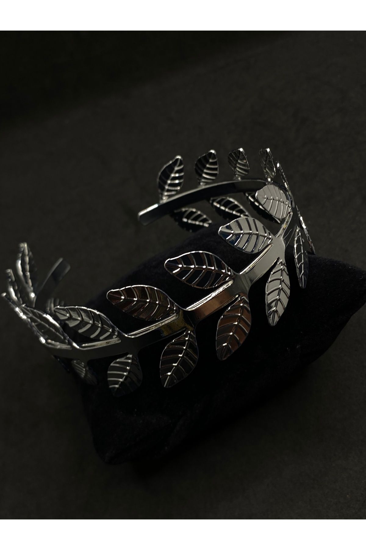 Jiji Jewelery Helenistik Yaprak İşleme Detaylı Gümüş Renk Trend Çelik Pazu Bilekliği