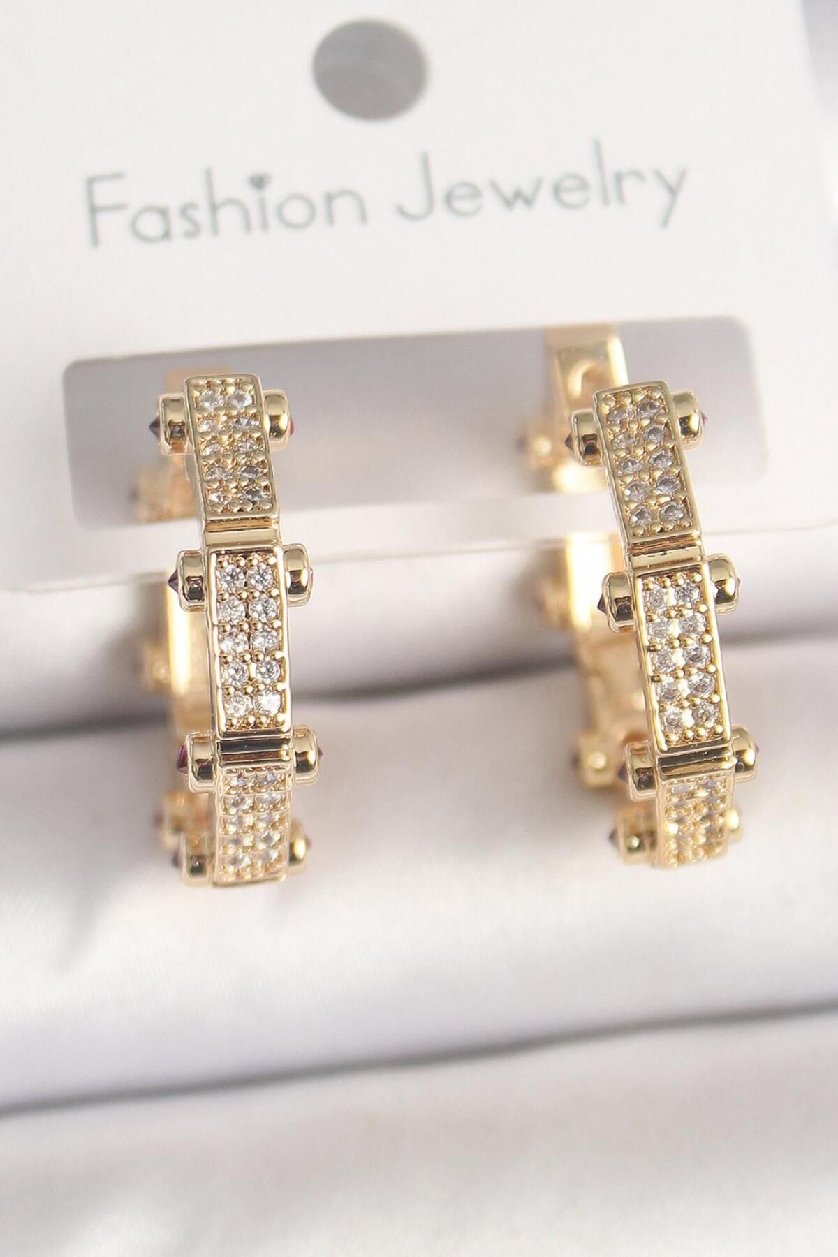 Zendoria Accessory Pirinç Gold Renk Zirkon Taşlı Halka Model Kadın Küpe – Işıltılı ve Zarif Tasarım