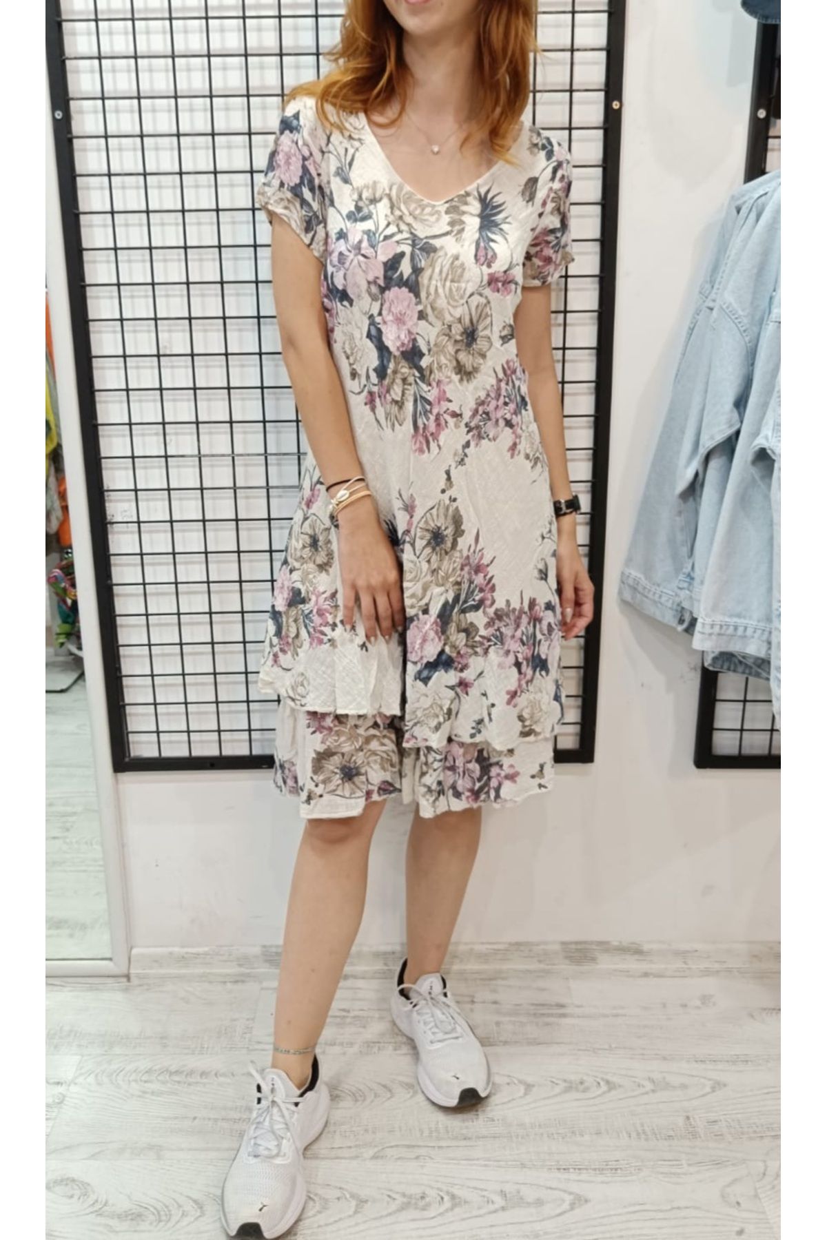 Butik Şans Gül Desenli Kısa Kollu V yaka İtalyan Koton Elbise