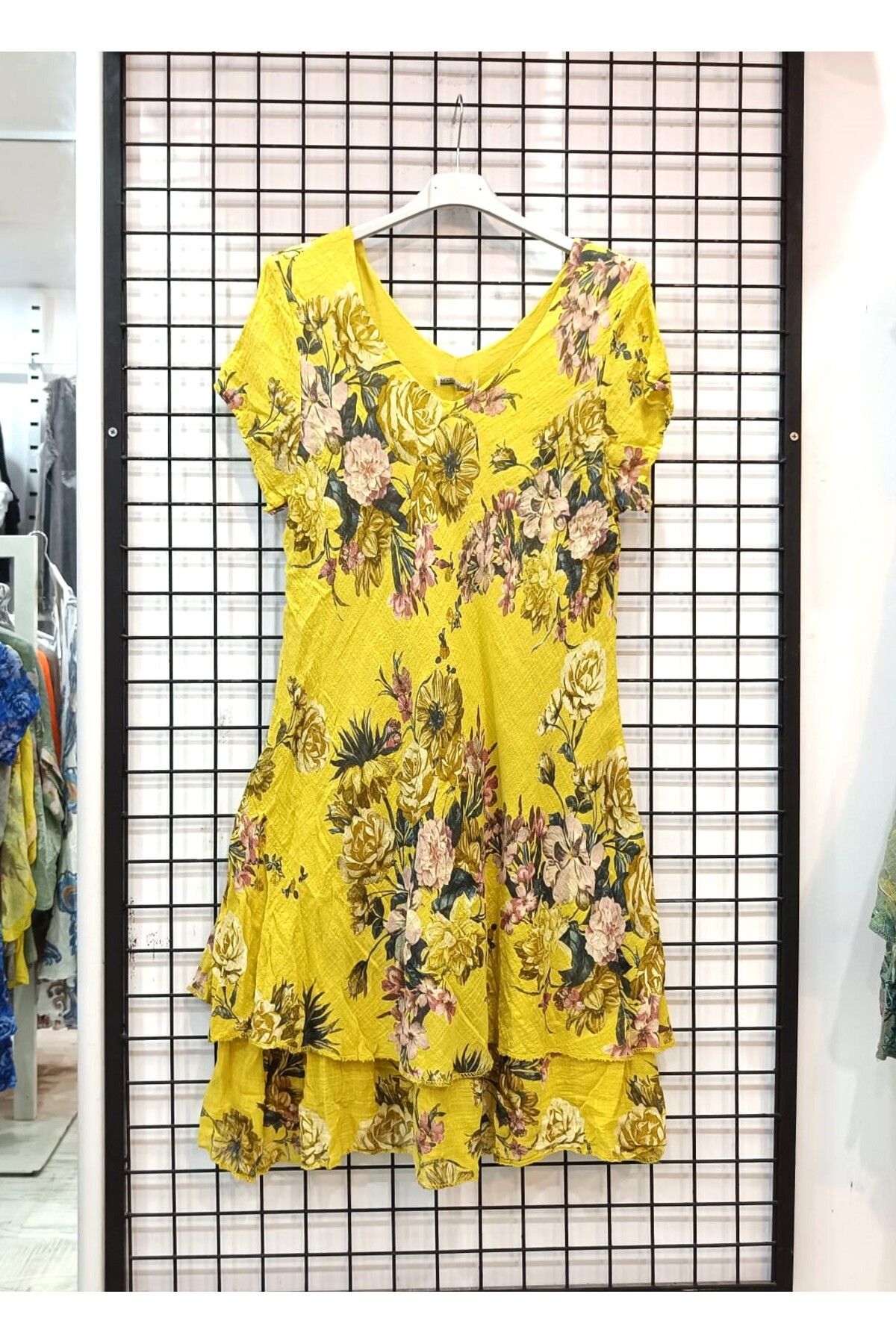 Butik Şans Gül Desenli Kısa Kollu V yaka İtalyan Koton Elbise