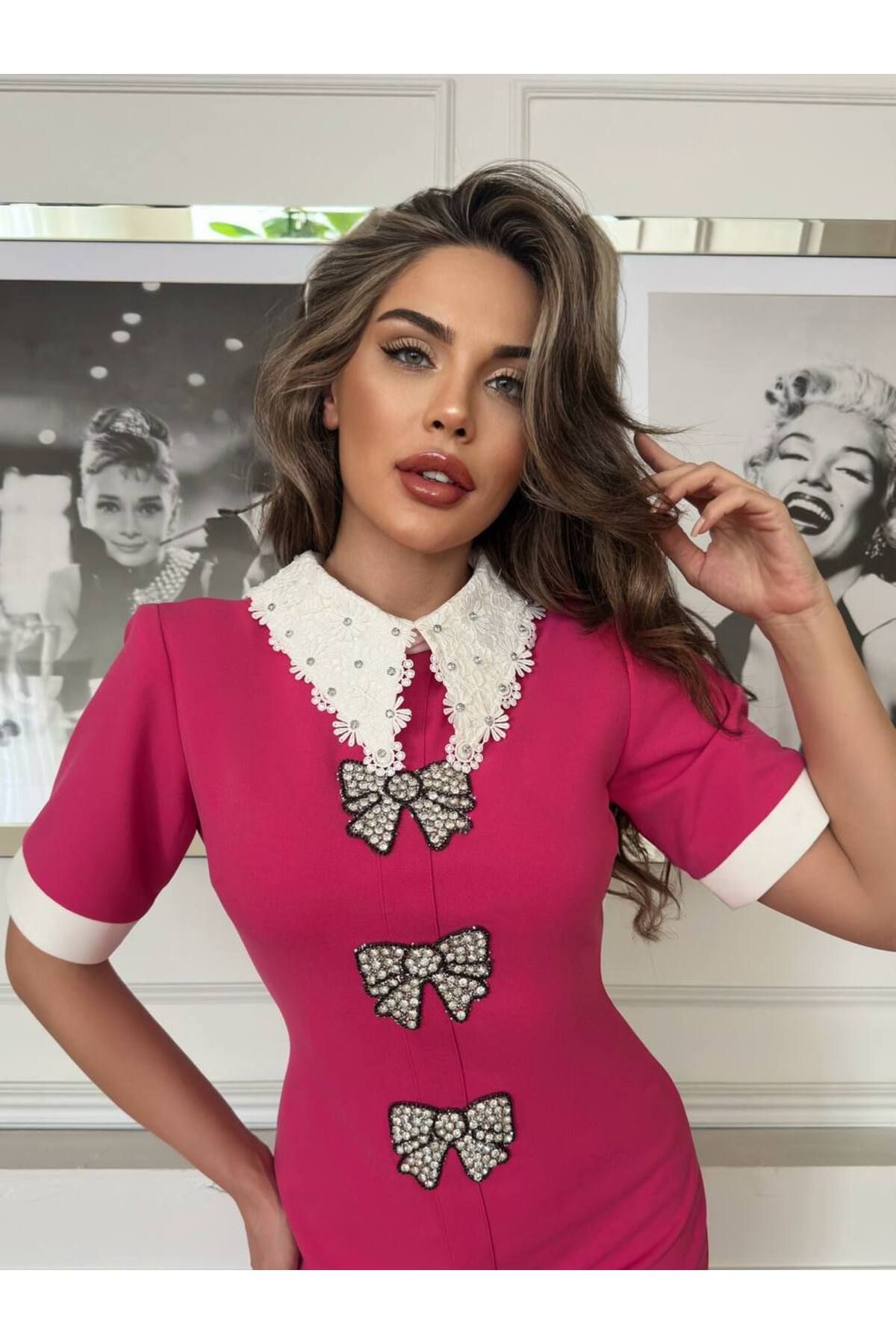 1Moda1Tarz Kadın İthal Krep Kumaş Taşlı Fiyonk Aksesuarlı Dantel Yaka Astarlı Detaylı Özel Tasarım Elbise