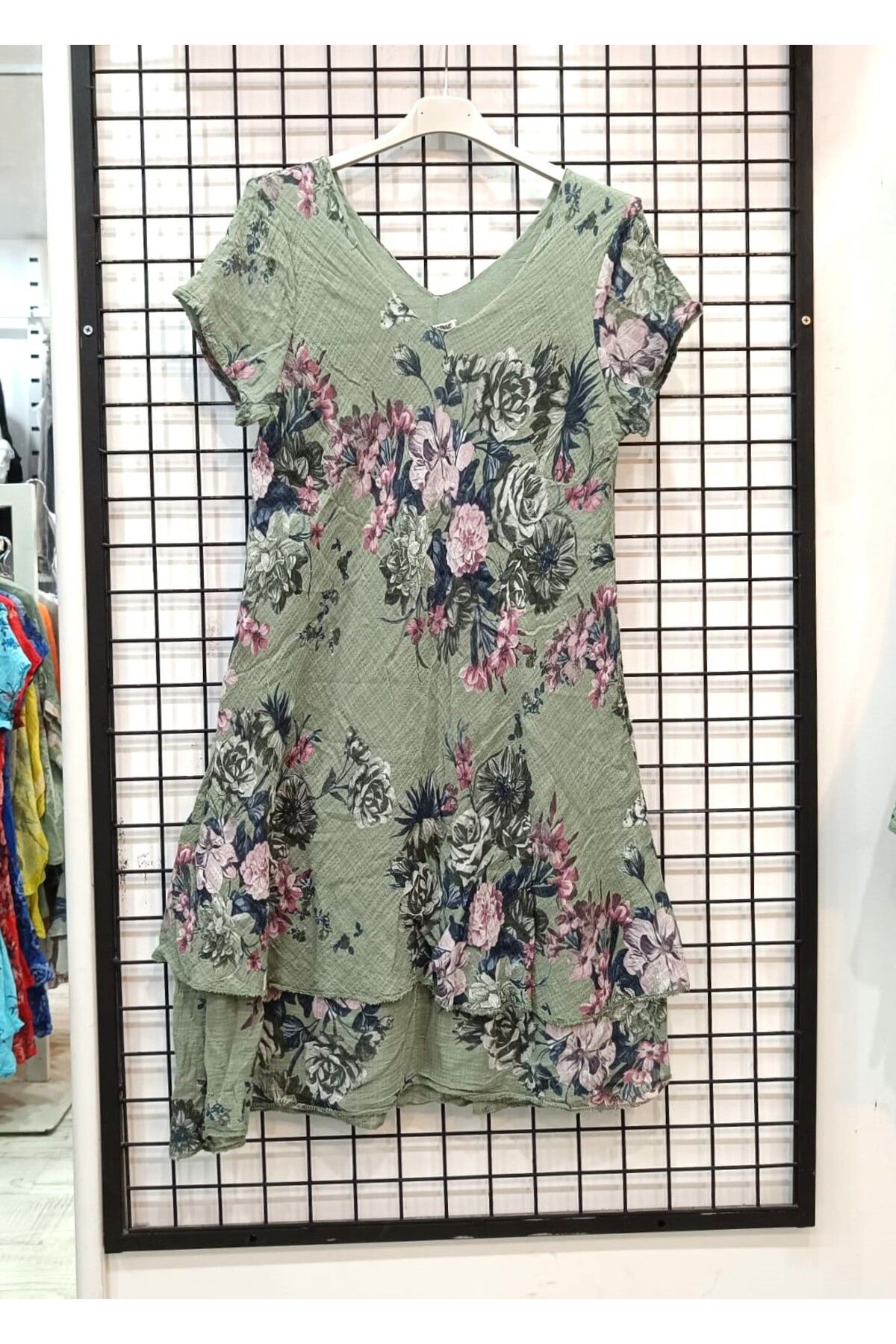 Butik Şans Gül Desenli Kısa Kollu V yaka İtalyan Koton Elbise