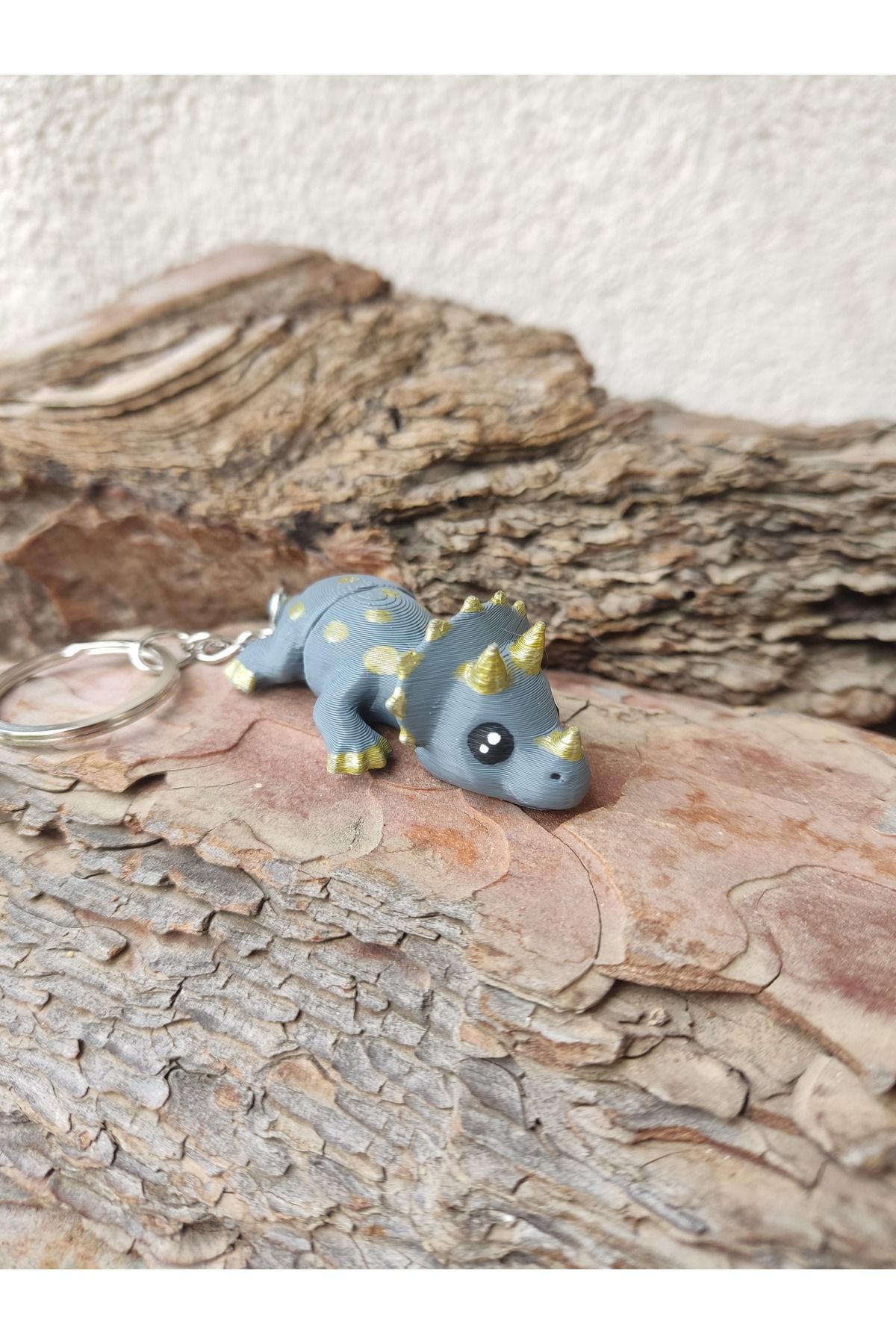 Leylims 3D El Boyama Triceratops Anahtarlık - Mini Dinozor Figürü, Hareketli & Altın Detaylı Hediyelik Obje