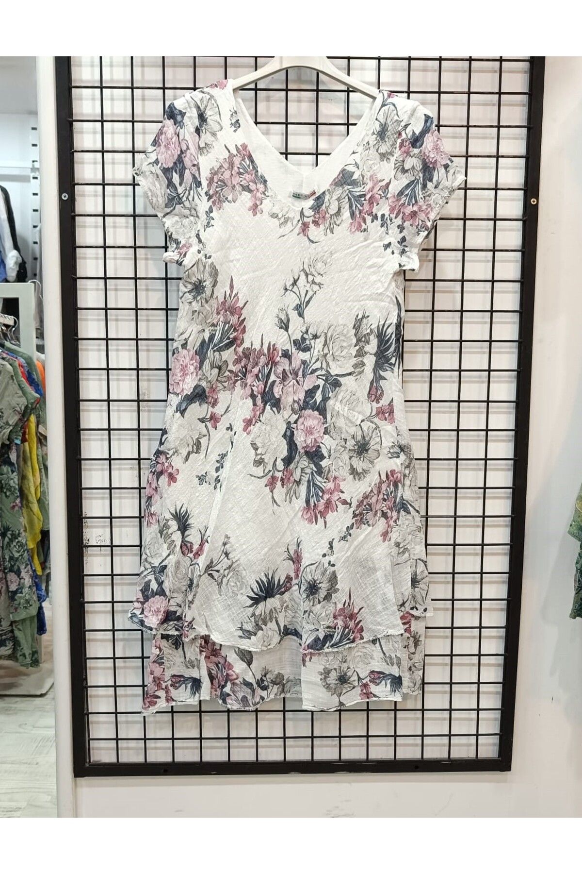 Butik Şans Gül Desenli Kısa Kollu V yaka İtalyan Koton Elbise