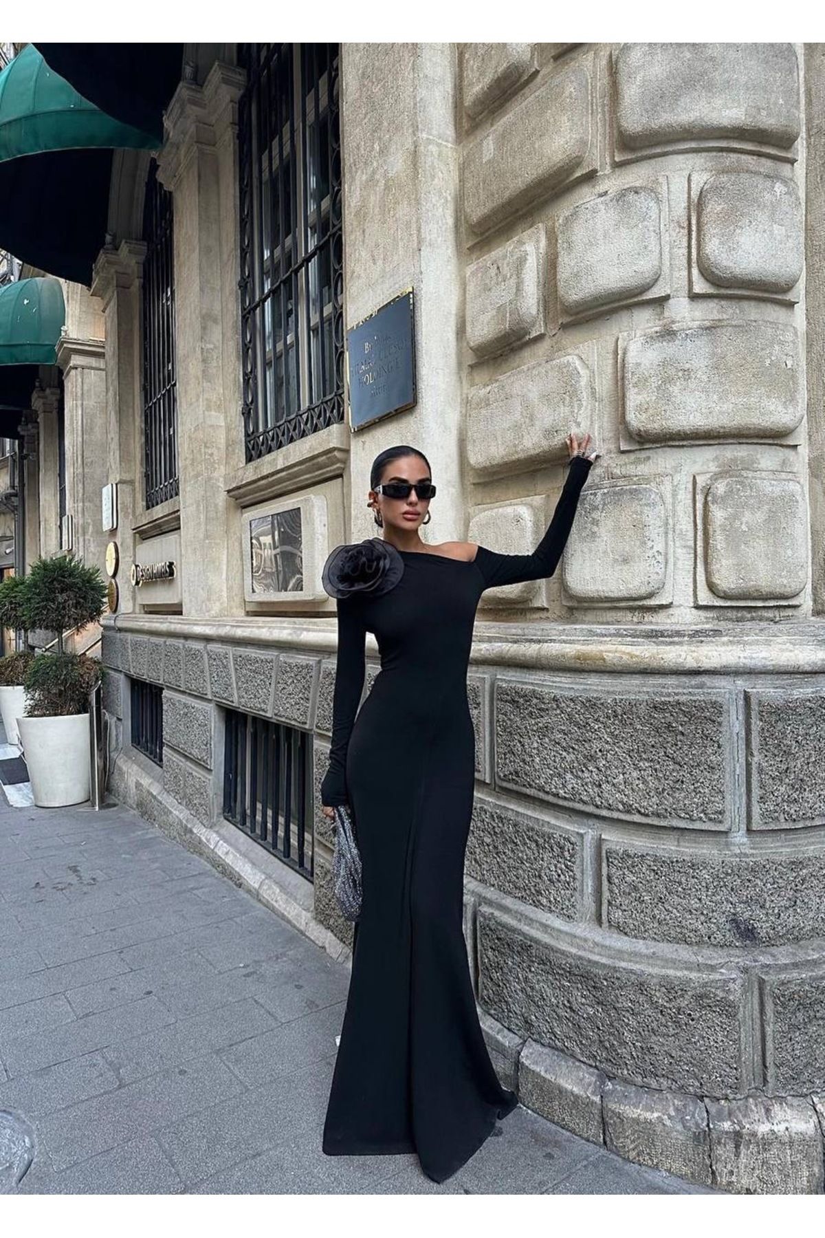 KOSHKA MODA Uzun Kol Tek Omuz Açık Aksesuarlı Kadın Uzun Elbise