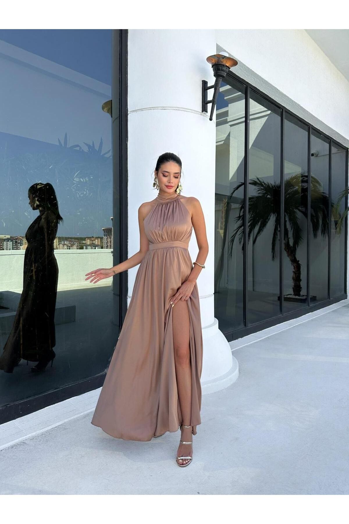 KOSHKA MODA Halter Yaka Yırtmaçlı Uzun Elbise