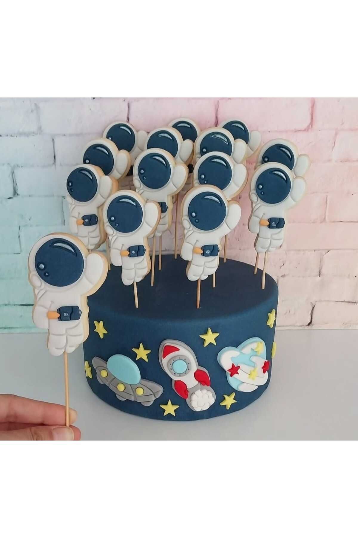 Tatlı Armağanlar Standlı Çubuklu Astronot Uzay Konseptli Model Butik Kurabiye - 15 Adet