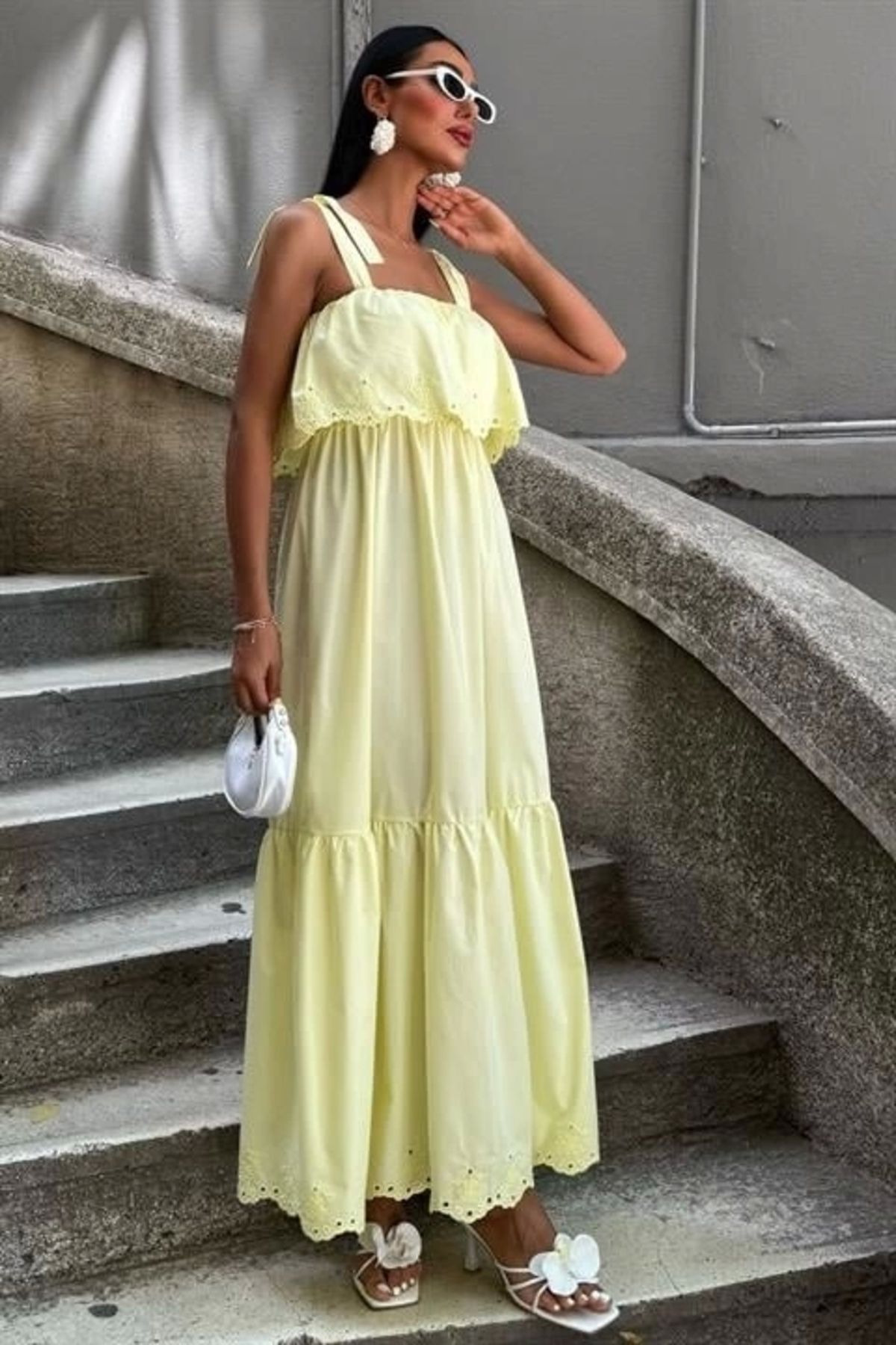 Butik Etek Ucu Brode Nakışlı Boyundan Bağlamalı Elbise 2881