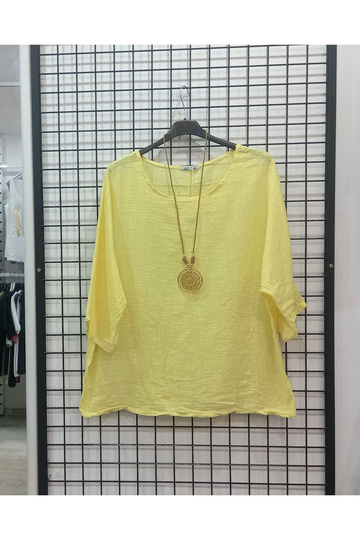 Butik Şans Düz Renk Kolye Detaylı İtalyan Bluz