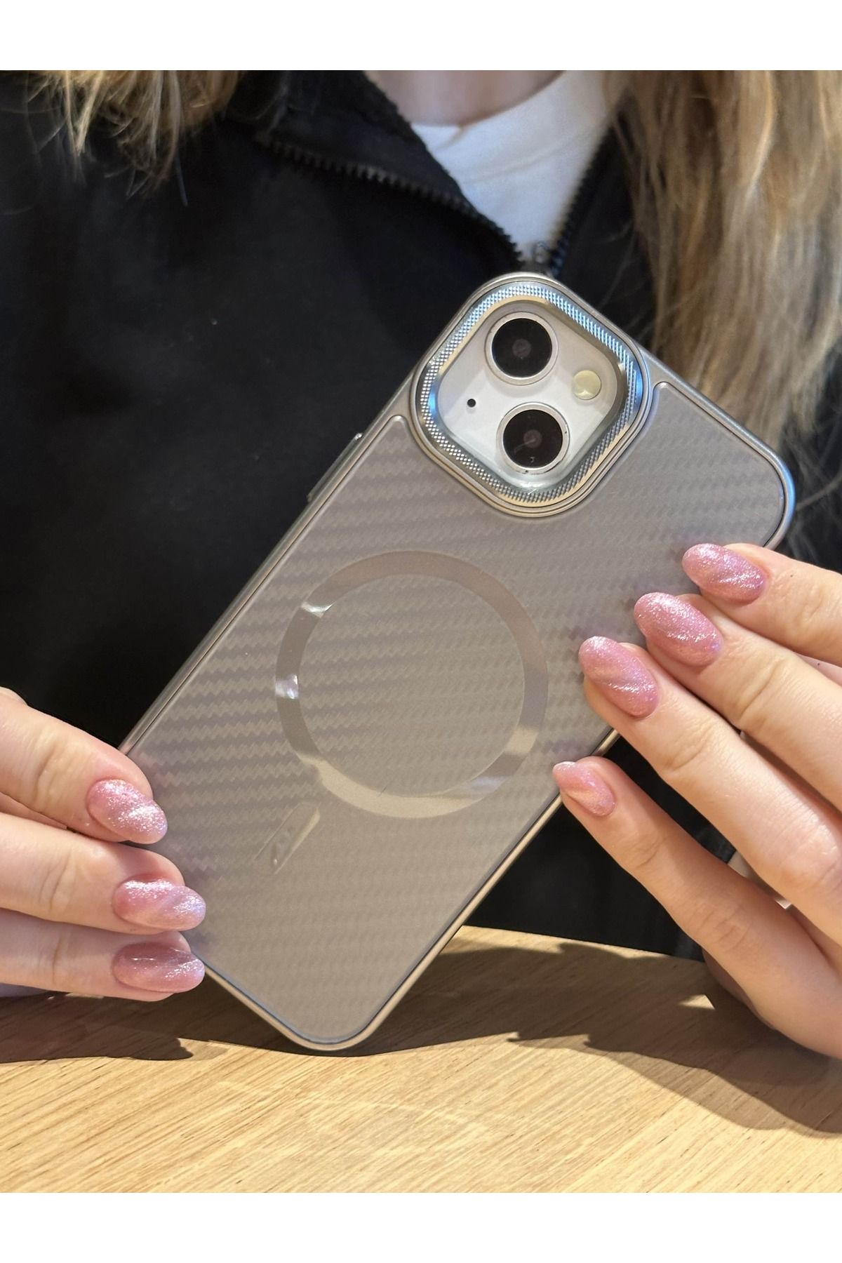 Paladyum Case iPhone 15 Uyumlu Titanyum Gri Karbon Fiber MagSafe Özellikli Kılıf