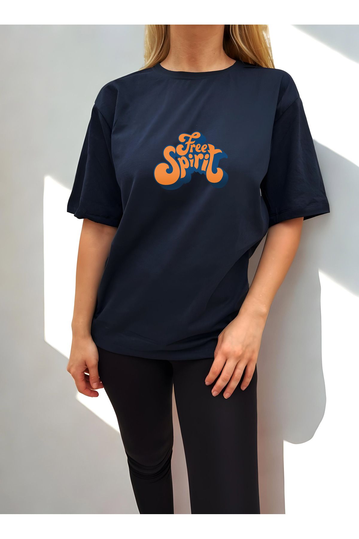 ClubSpaceAstro Kadın Oversize Free Spirit Baskılı Tişört – Özgür Ruhlara Özel Tasarım
