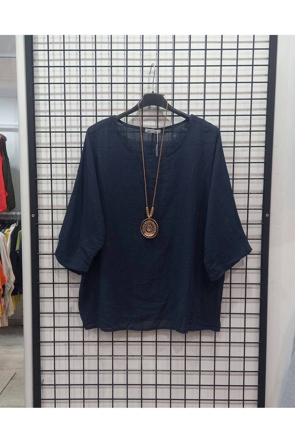 Butik Şans Düz Renk Kolye Detaylı İtalyan Bluz