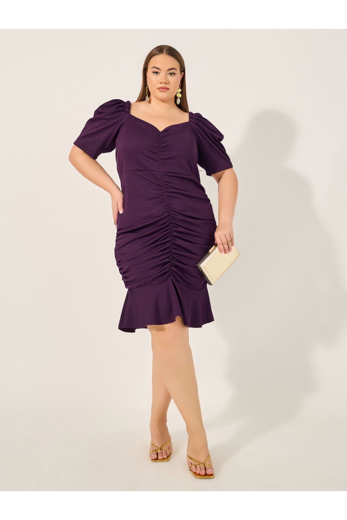 Styli-Plus Size Solid Ruched Detail Sheath Knee Length Dress 1