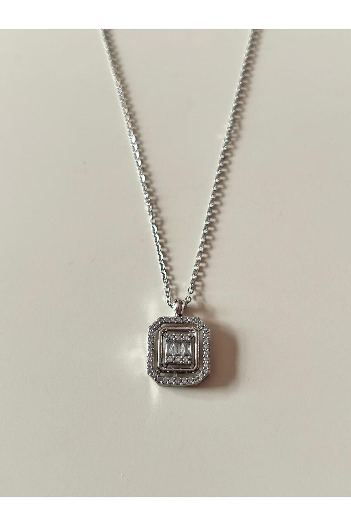 Cheecky Chic İpekish | Silver Renk Baget Taşlı Kadın Kolye – Paslanmaz Çelik, 48 cm Zincir
