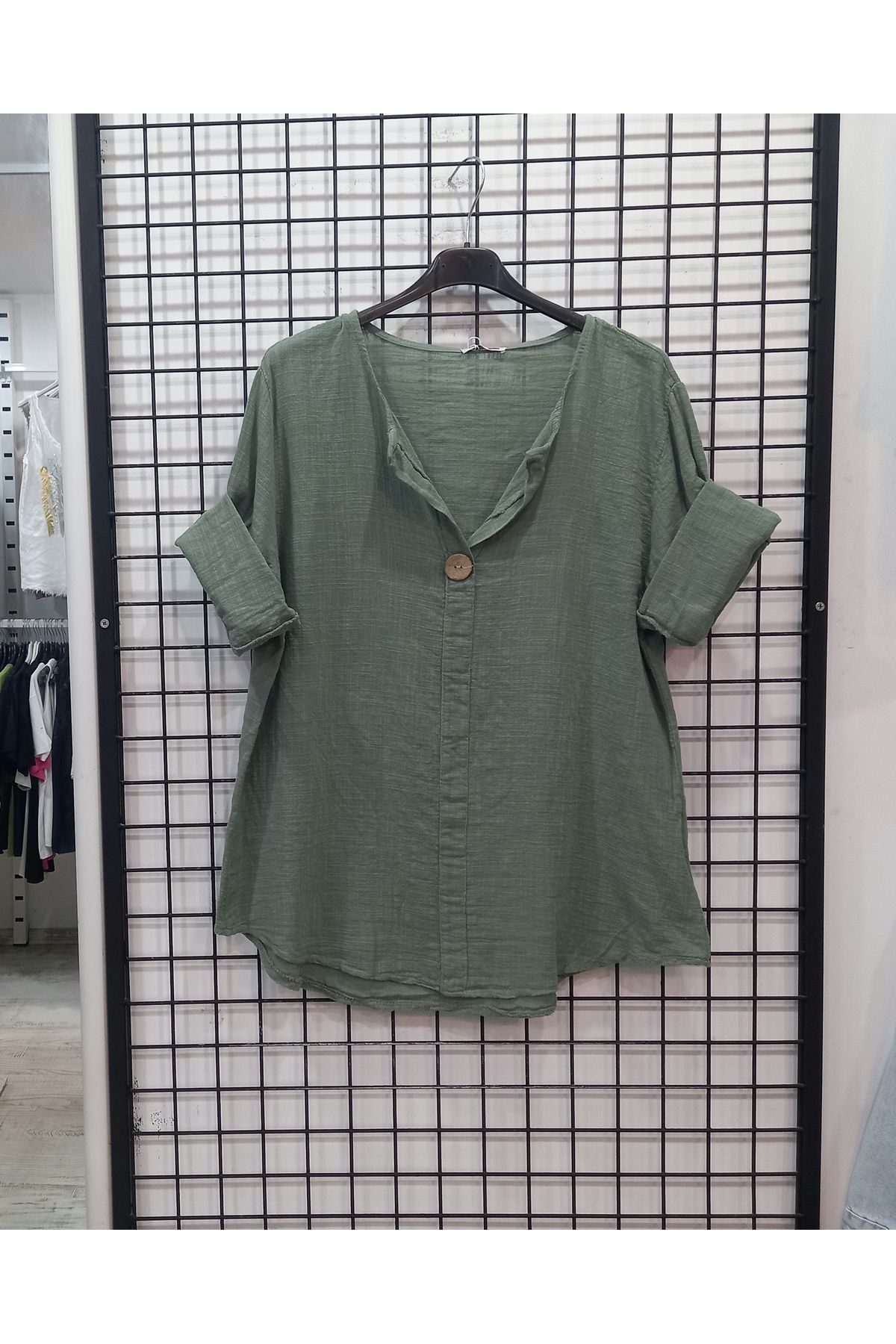 Butik Şans Düğme Detaylı Düz Renk Truvakar Kol İtalyan Bluz