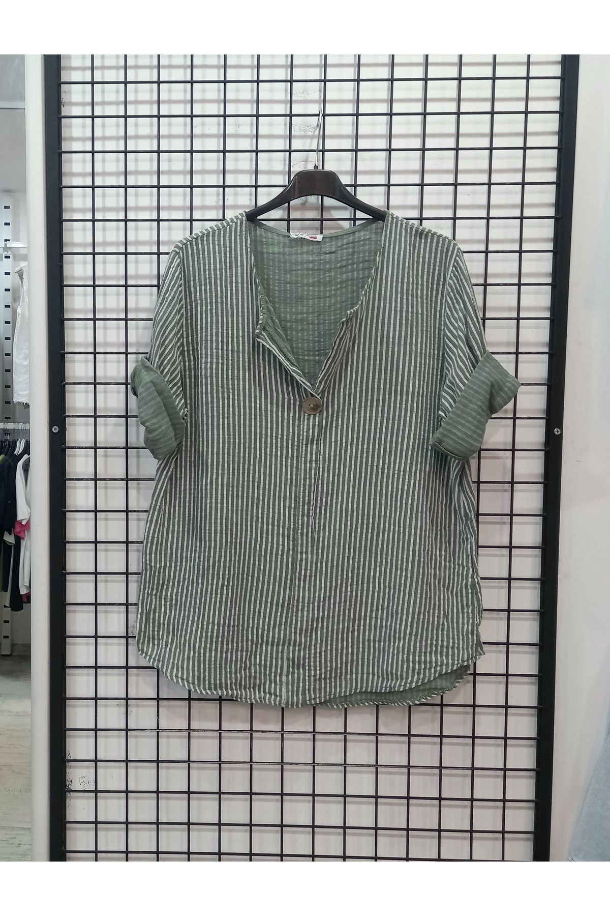 Butik Şans Çizgili Düğme Detaylı Truvakar Kol İtalyan Bluz