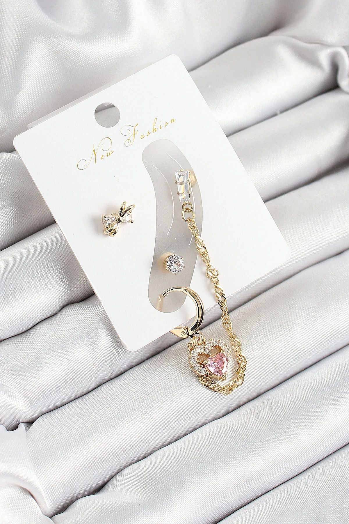 Clariss Pirinç Fiyonk ve Kalp Figürlü Zirkon Taşlı Gold Renk 3'lü Kıkırdak Kadın Küpe Set