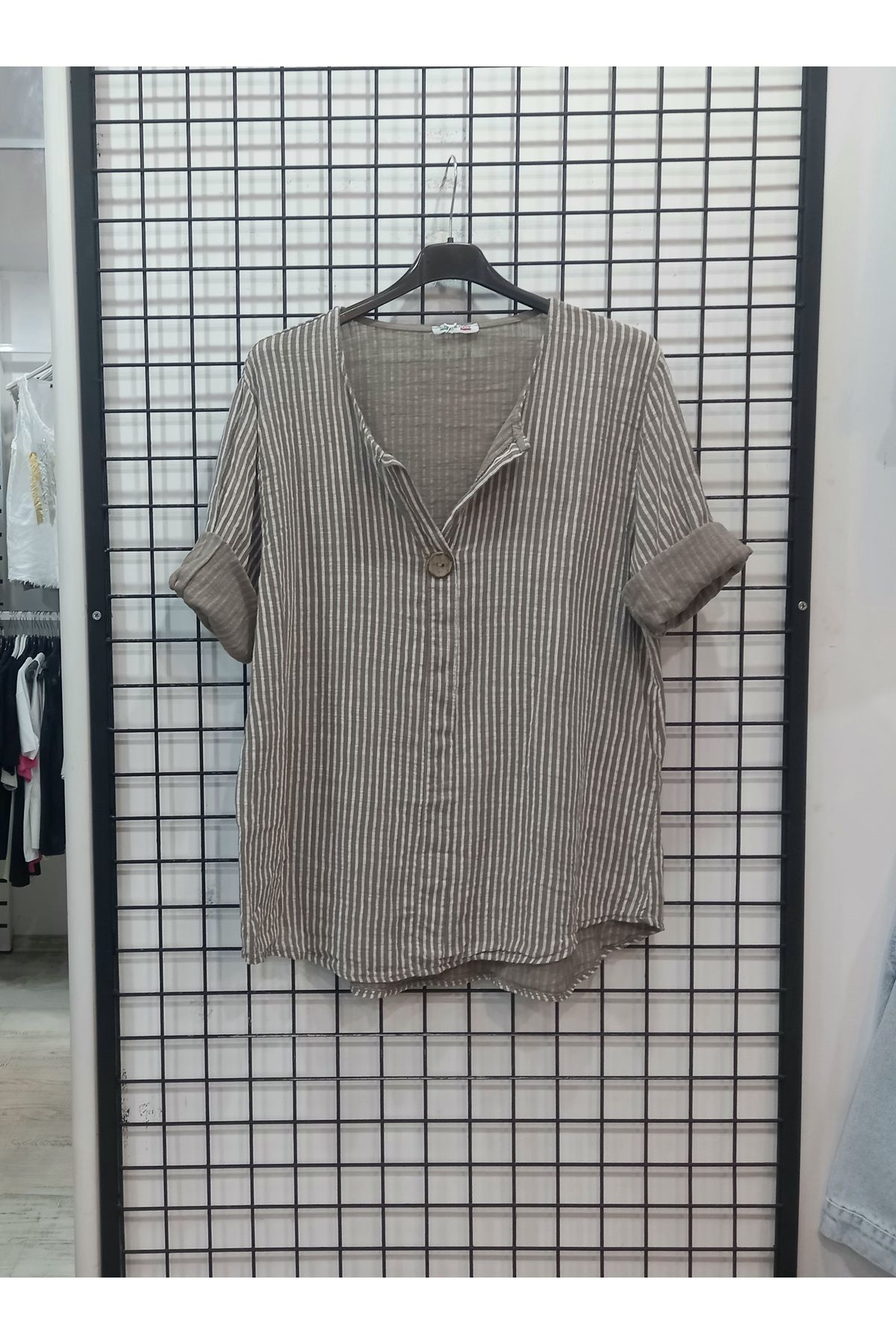 Butik Şans Çizgili Düğme Detaylı Truvakar Kol İtalyan Bluz