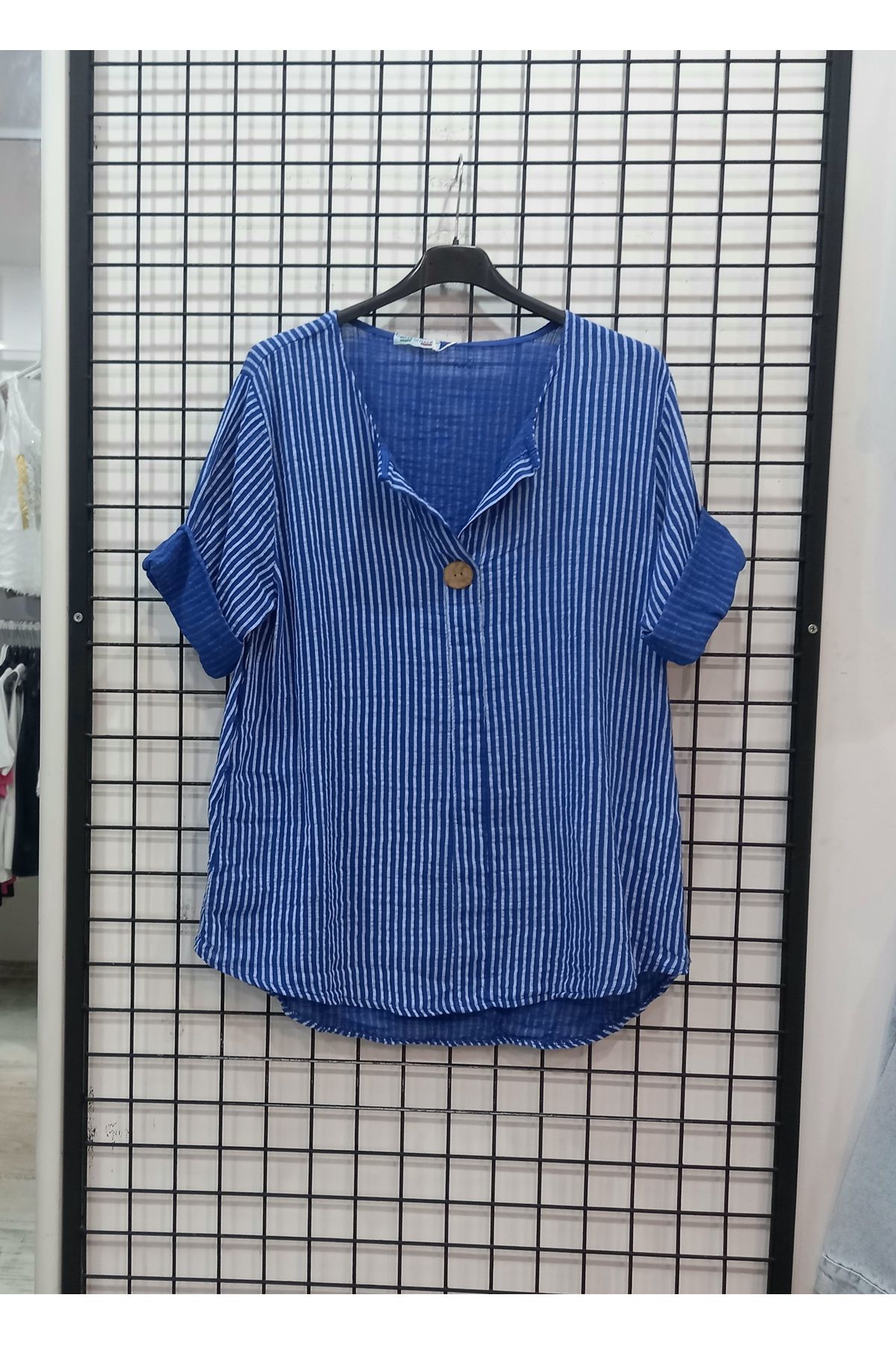 Butik Şans Çizgili Düğme Detaylı Truvakar Kol İtalyan Bluz