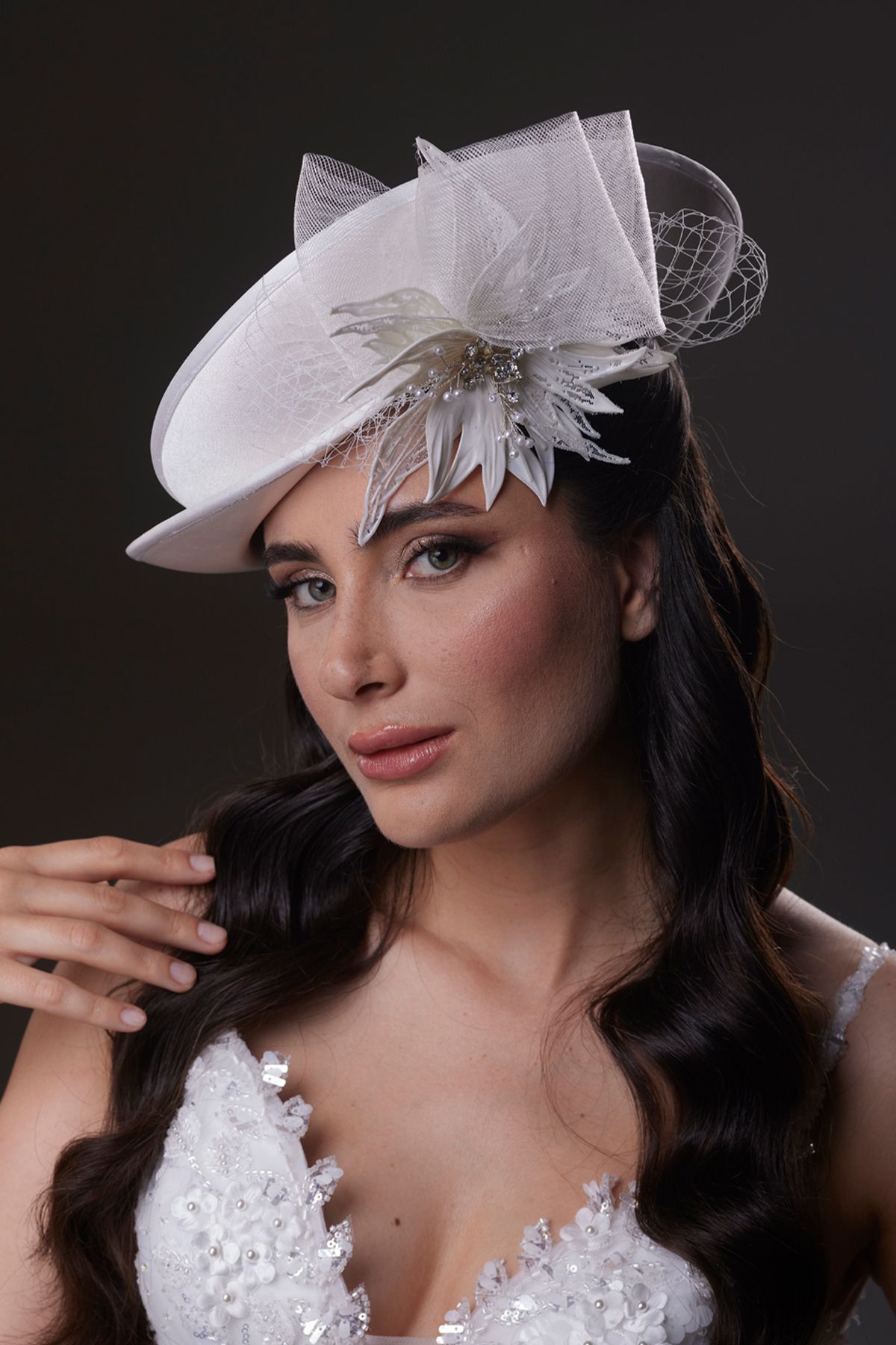 Hayalperest boncuk Beyaz Tüy ve Kristal İşlemeli Fascinator Şapka