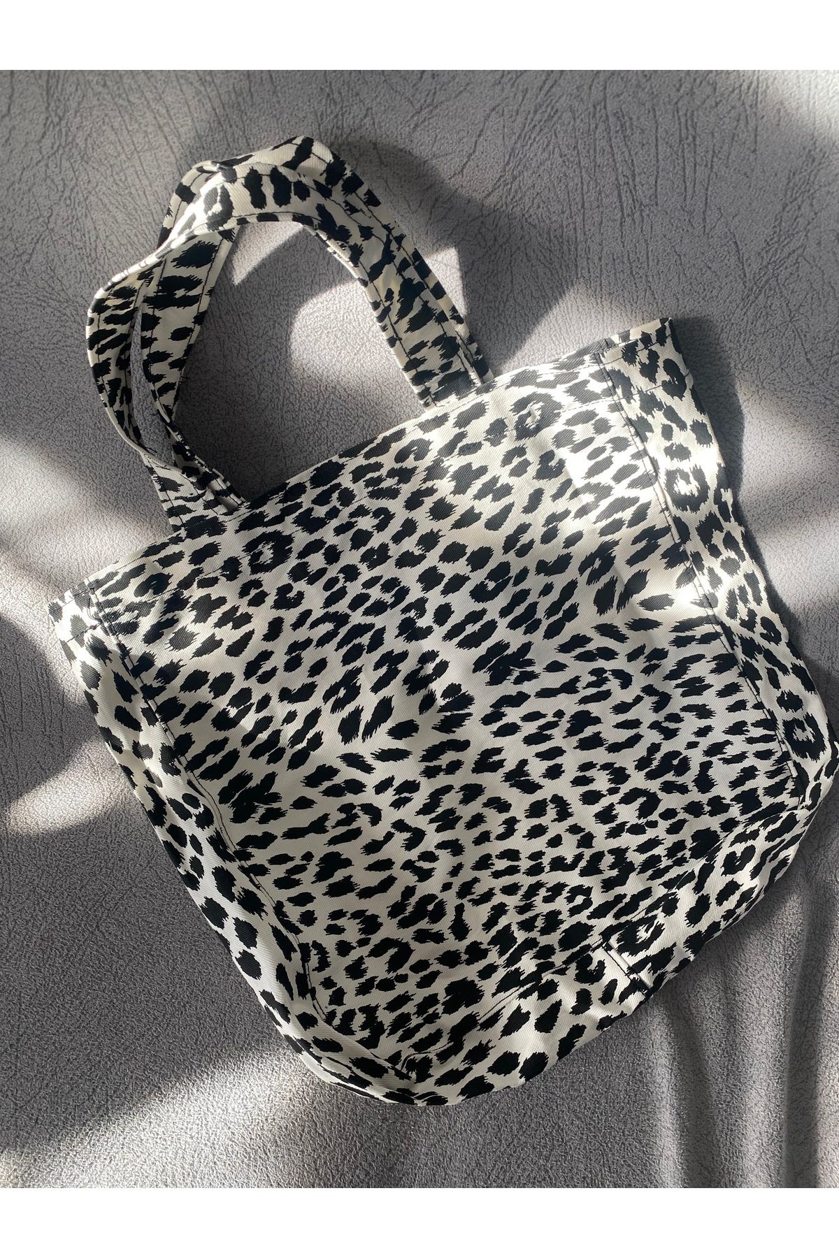 verda shop Siyah-beyaz leoparlı plaj çantası
