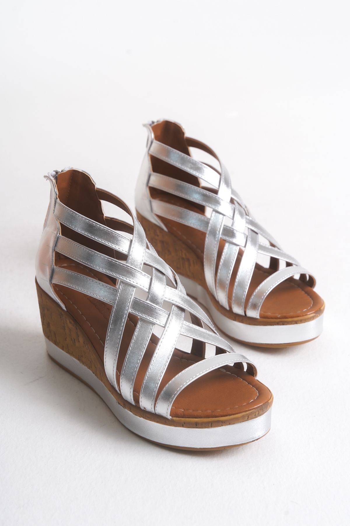 Shoesers Kadın Parlak Metalik Tasarım Fermuarlı Kafes Model Dolgu Topuklu Ayakkabı / Sandalet