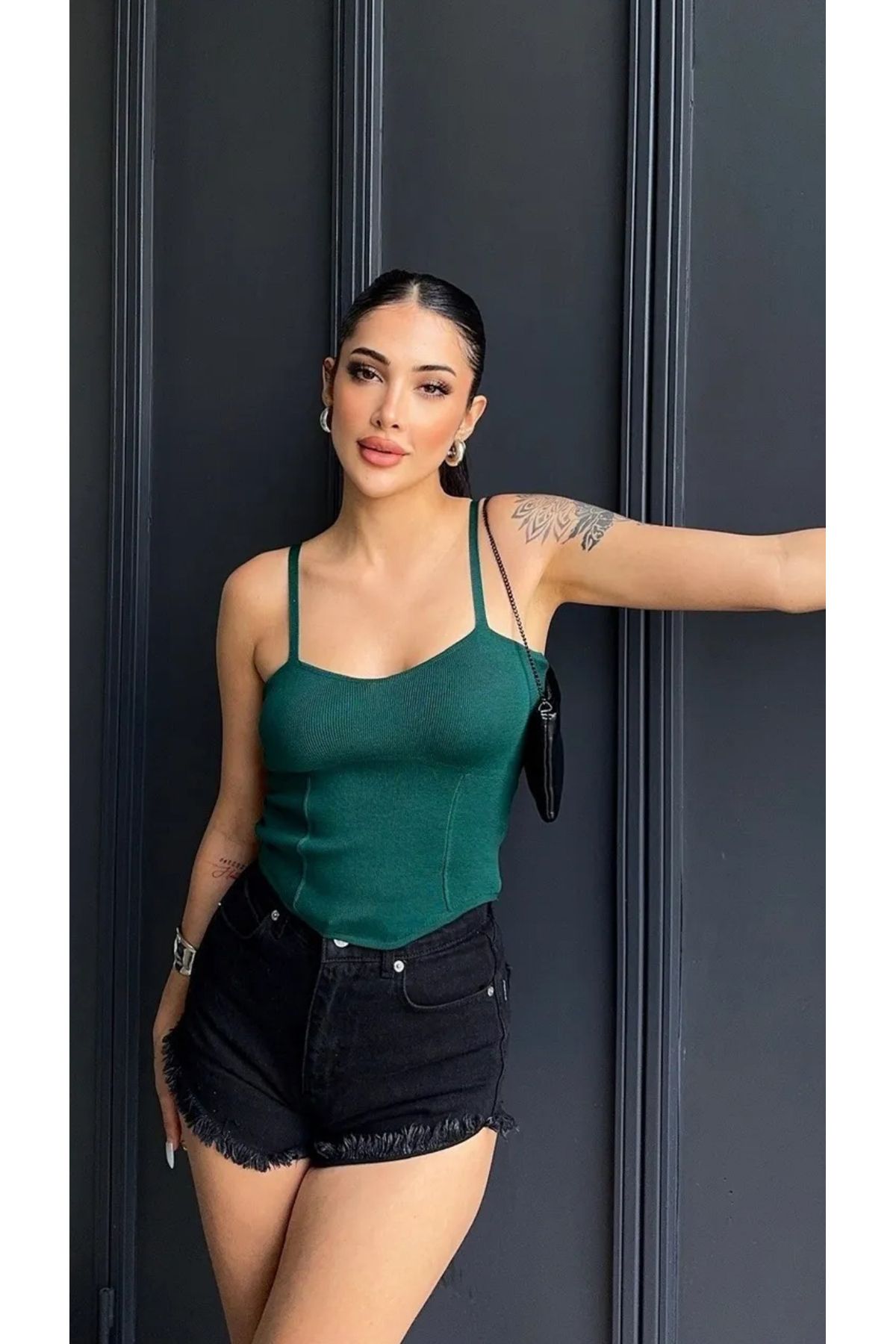 Noi Belis Crop V Yaka Korse Detaylı Askılı İnce Yazlık Bluz SS25BZ0021