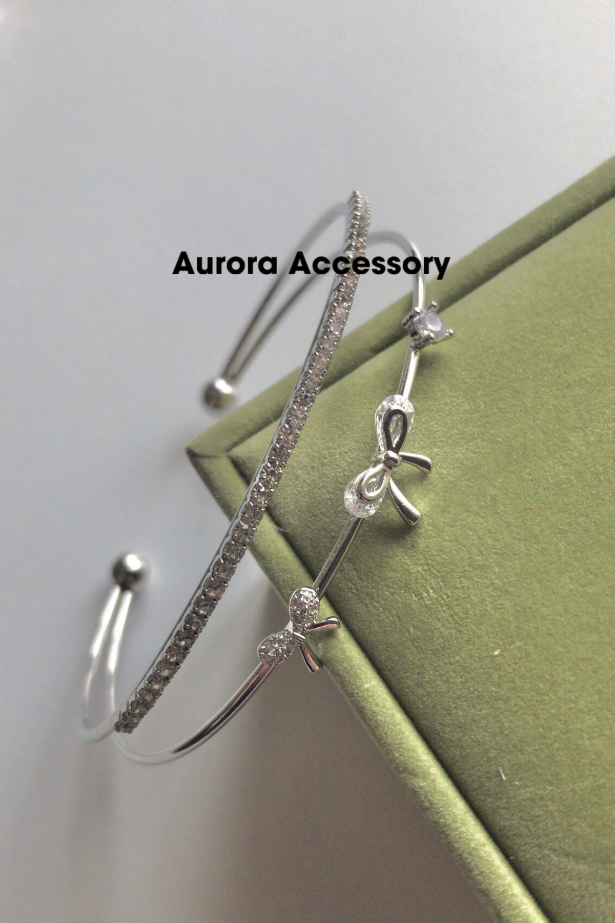 AurorAccessory Beyaz Taşlı Fiyonklu Bileğe Göre Ayarlanabilir Bileklik Kelepçe