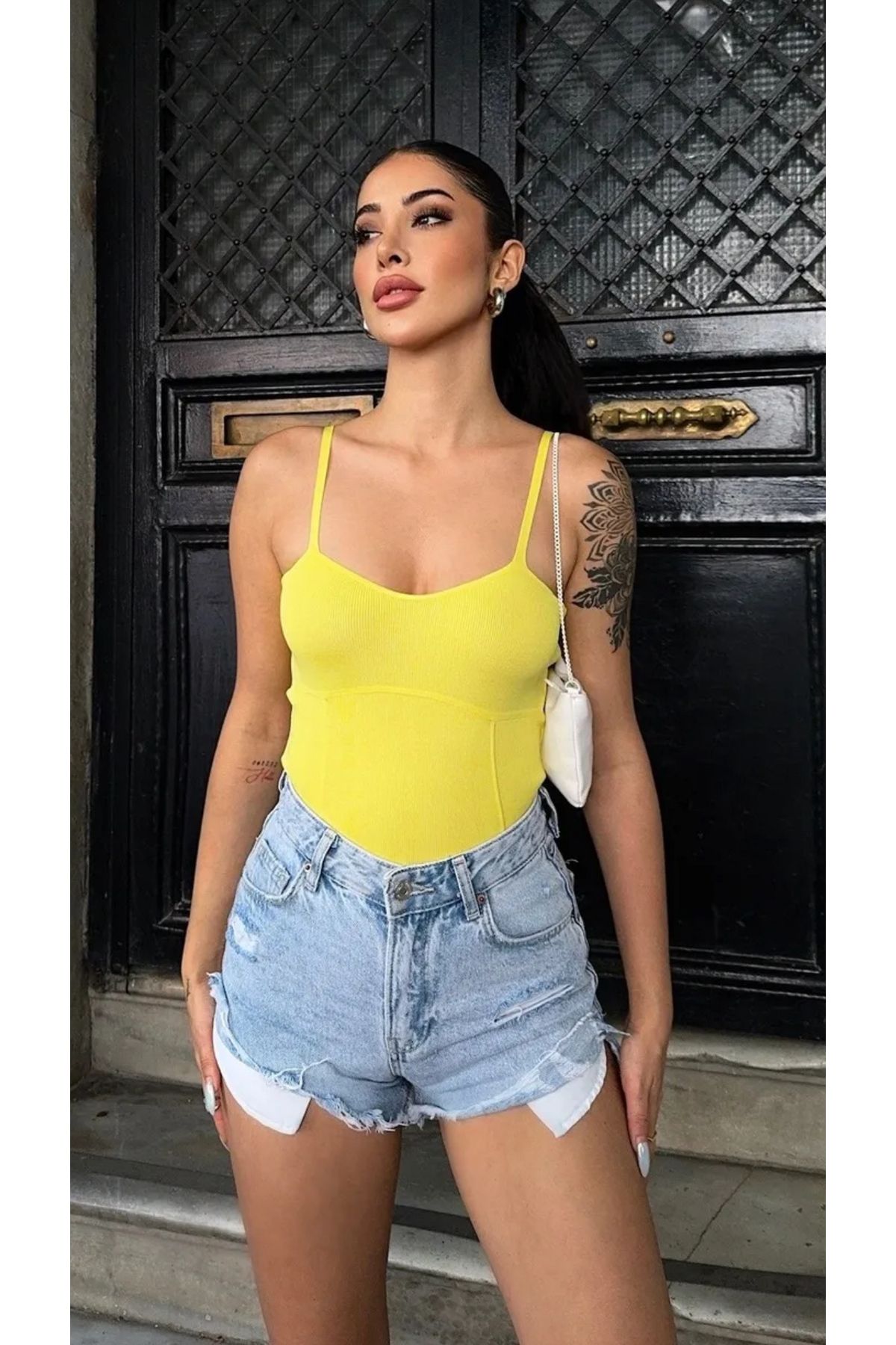 Noi Belis Crop V Yaka Korse Detaylı Askılı İnce Yazlık Bluz SS25BZ0021