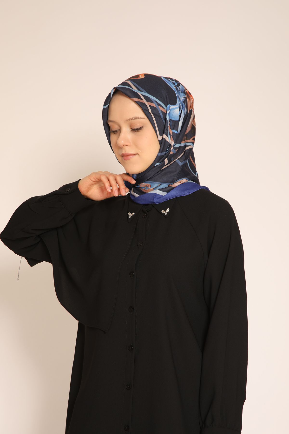 Dia Vela Geometrik ve Soyut Desenli Lacivert Eşarp | Modern Stil Dokunuşu Göz Alıcı ve Zarif