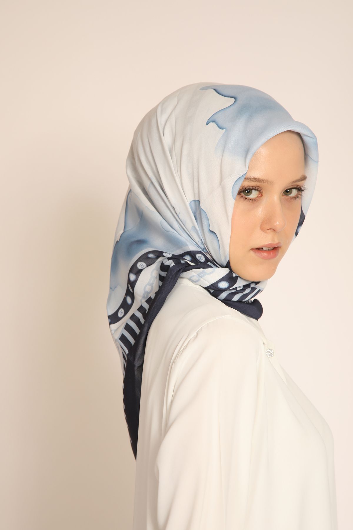 Dia Vela Lacivert Zincir Desenli Mavi Tonlu Soft Eşarp - Modern ve Şık Tasarım