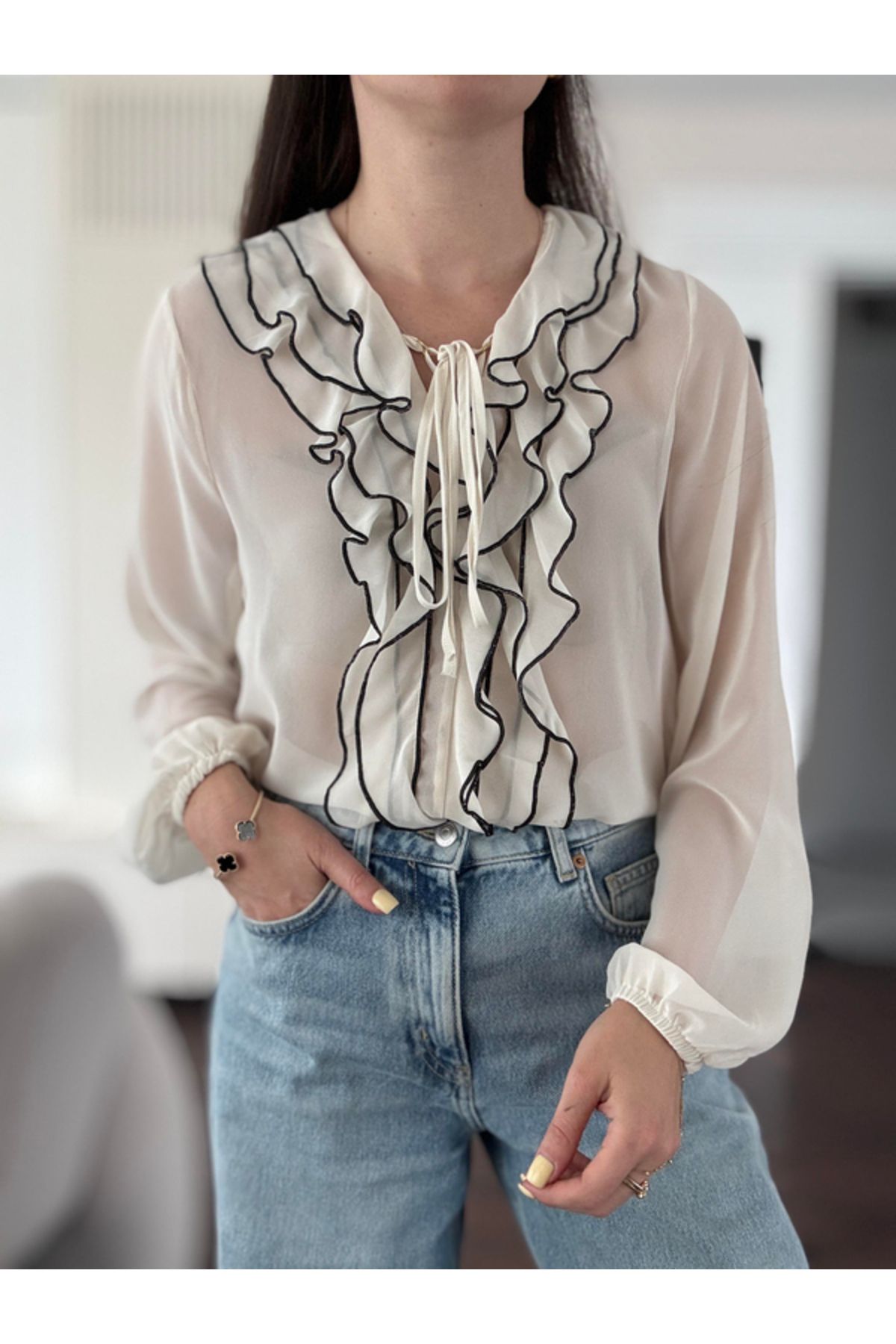 Kese Fashion Store Yakası Volanlı Siyah Biyeli Şifon Bluz