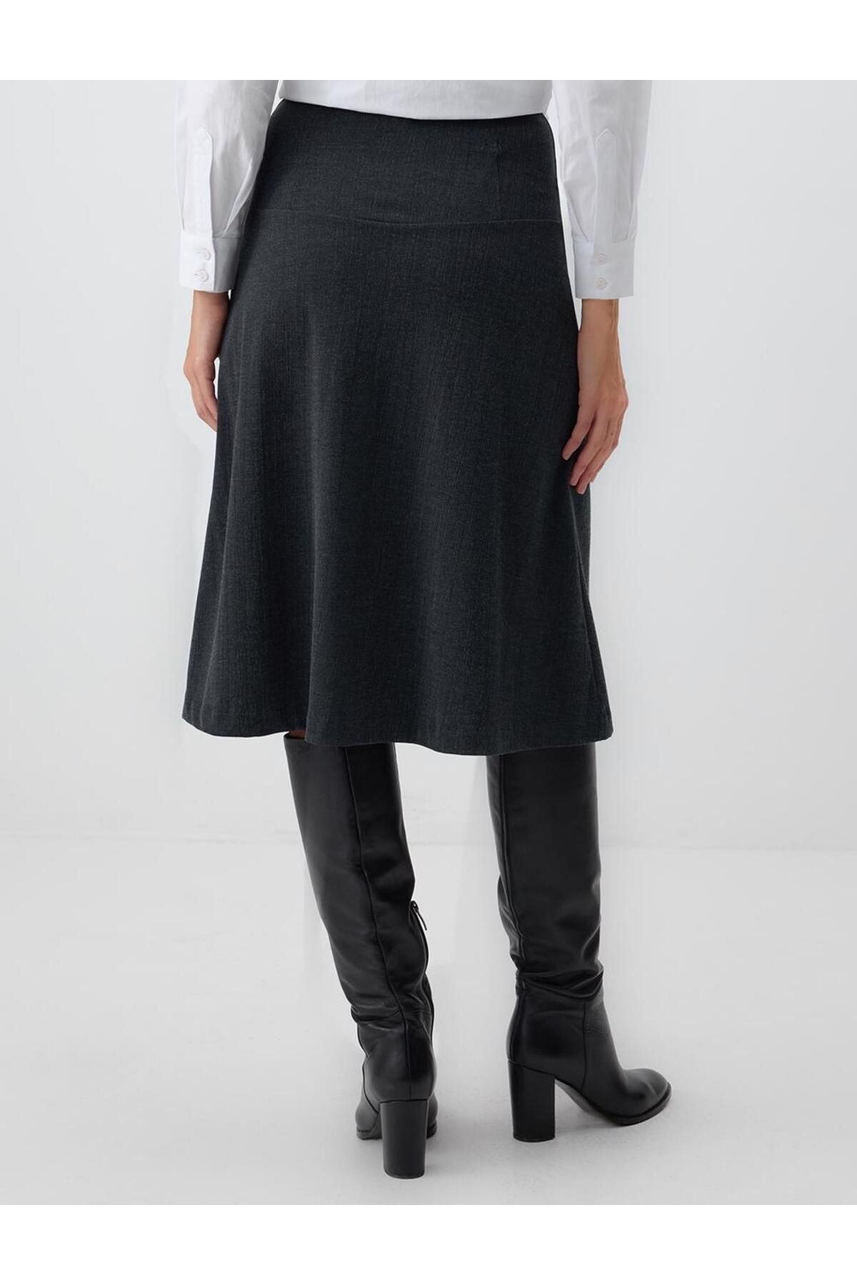 Jimmy Key-High Waist Relaxed Cut Knitted Midi Skirt with Elasticized Waist 4