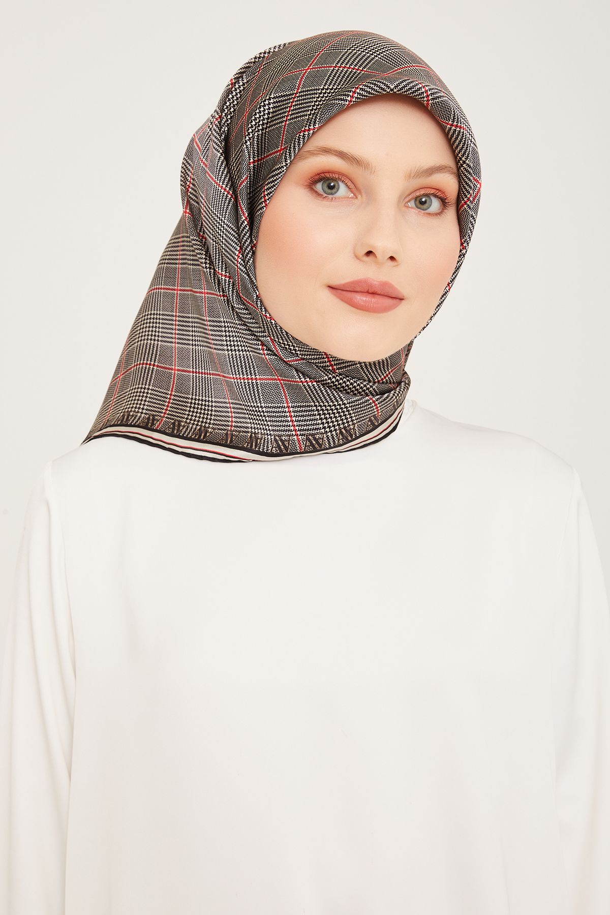 Armine Nostalji Serisi Sura İpek Eşarp 9029DS-09 Geometrik Desen KIRMIZI-SİYAH