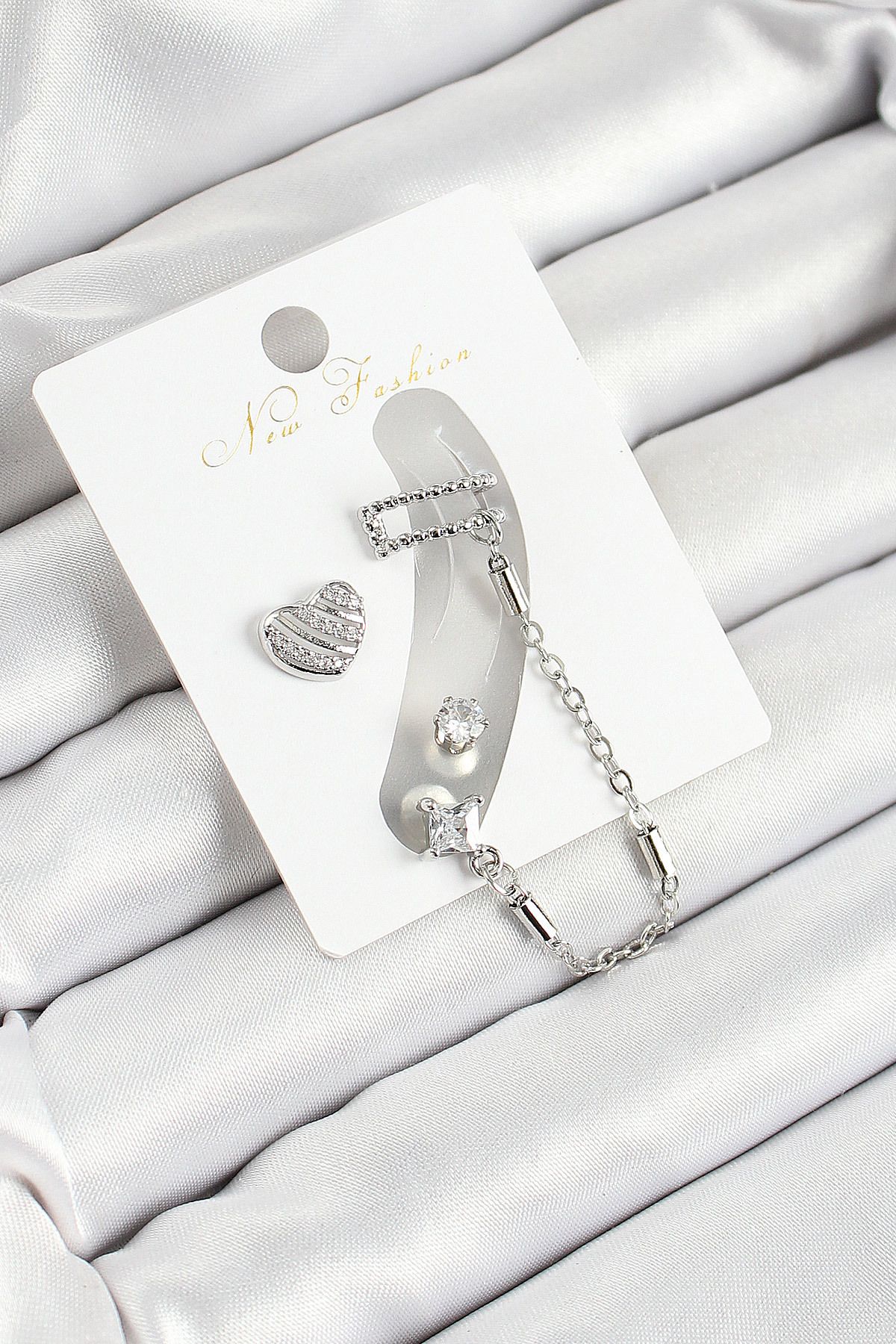 LovelymCo Pirinç Kalp Figürlü Zirkon Taşlı Gümüş Renk 3'Lü Kıkırdak Kadın Küpe Set - Lisinya