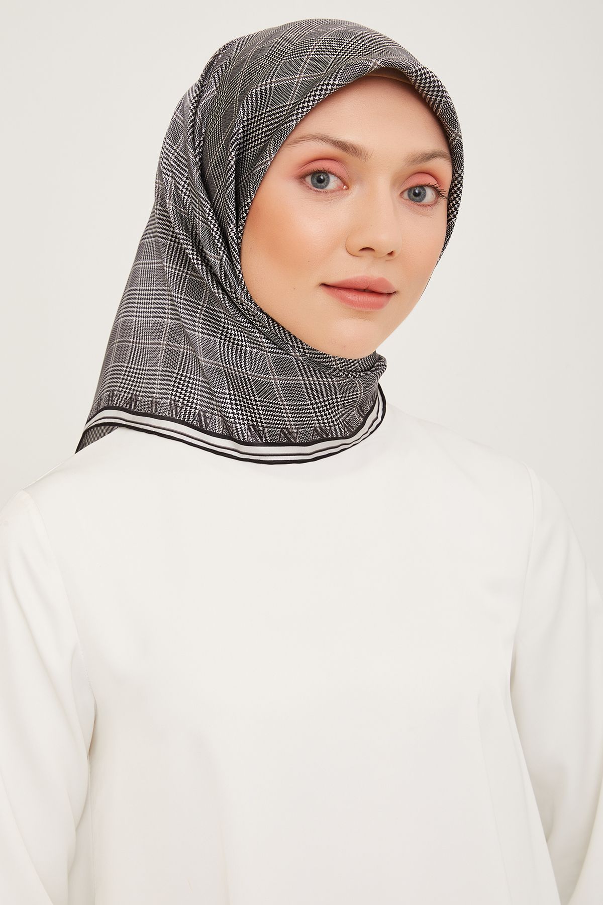 Armine Nostalji Serisi Sura İpek Eşarp 9029DS-05 Geometrik Desen SİYAH-BEYAZ