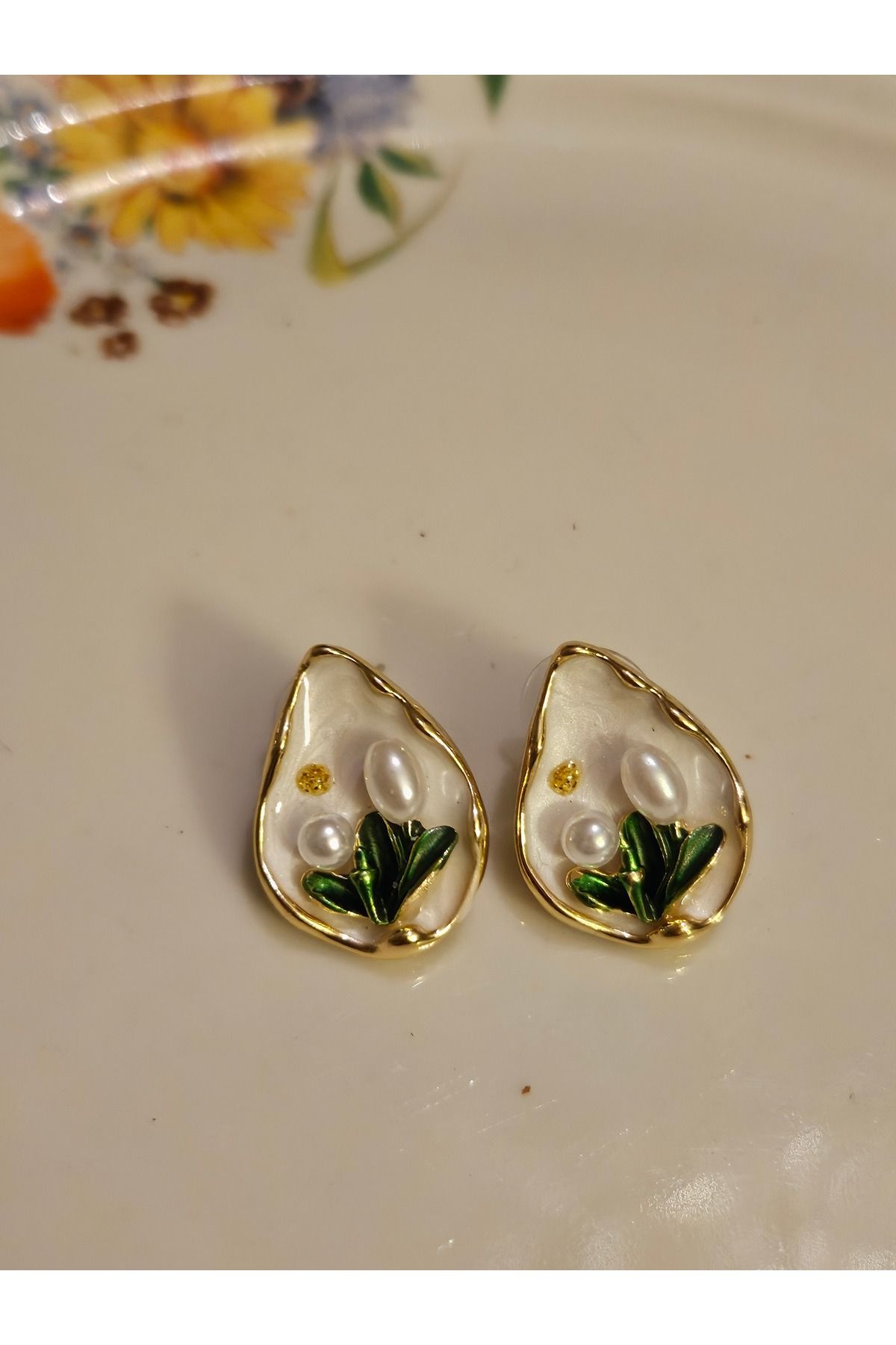Parıltı Vintage Beyaz Damla Çiçekli Gold Detaylı Çivi Kadın Küpe