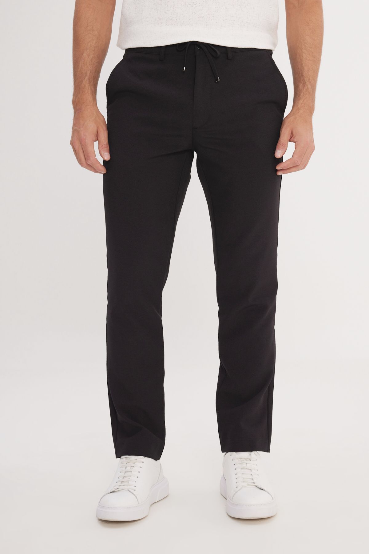 AC&Co / Altınyıldız Classics Erkek Siyah Slim Fit Dar Kesim Beli Bağlamalı Çizgili Yan Cepli Casual Jogger Pantolon