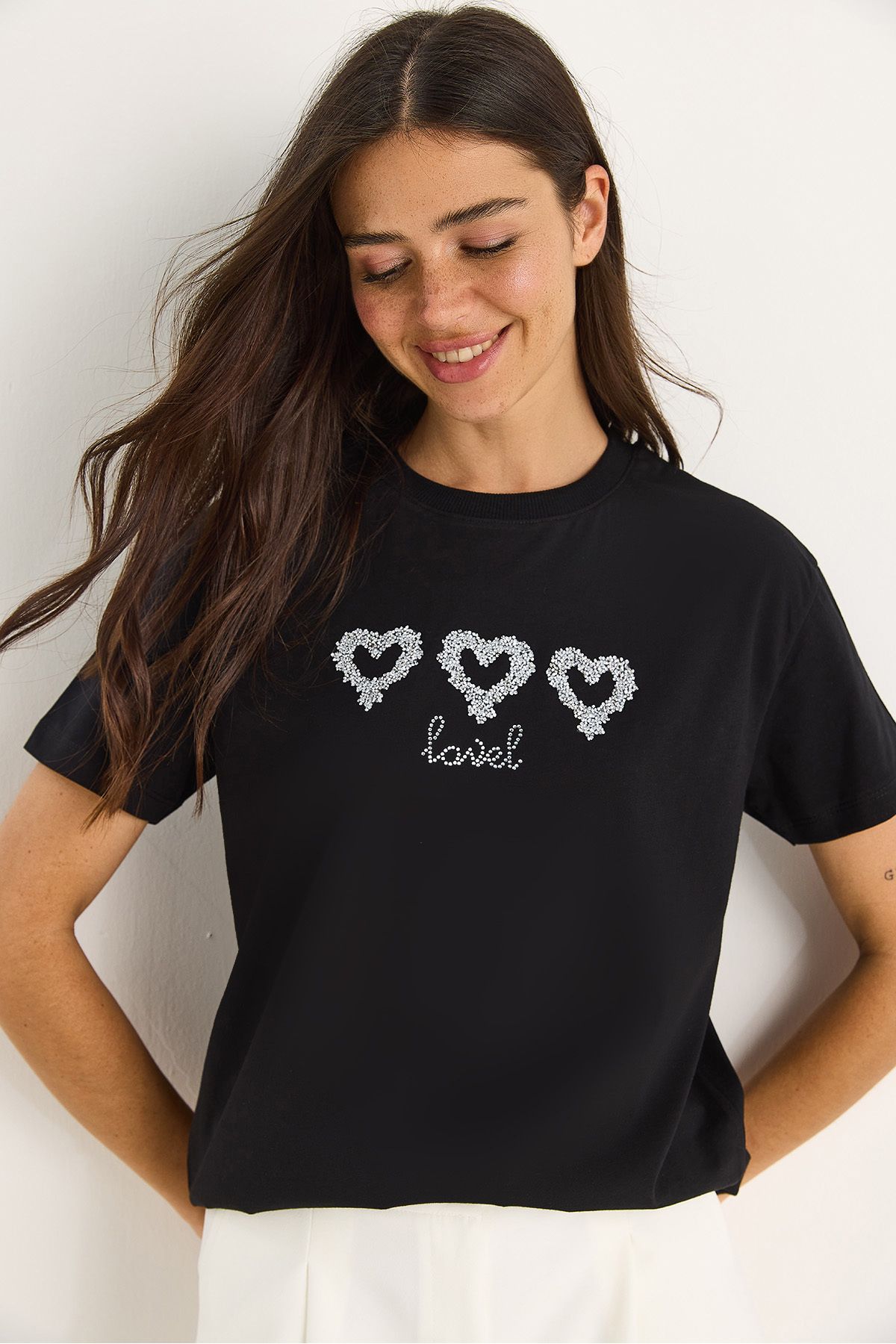 Bianco Lucci Kadın Taşlı Kalp Aksesuarlı Normal Kalıp Pamuklu T-Shirt 60602069